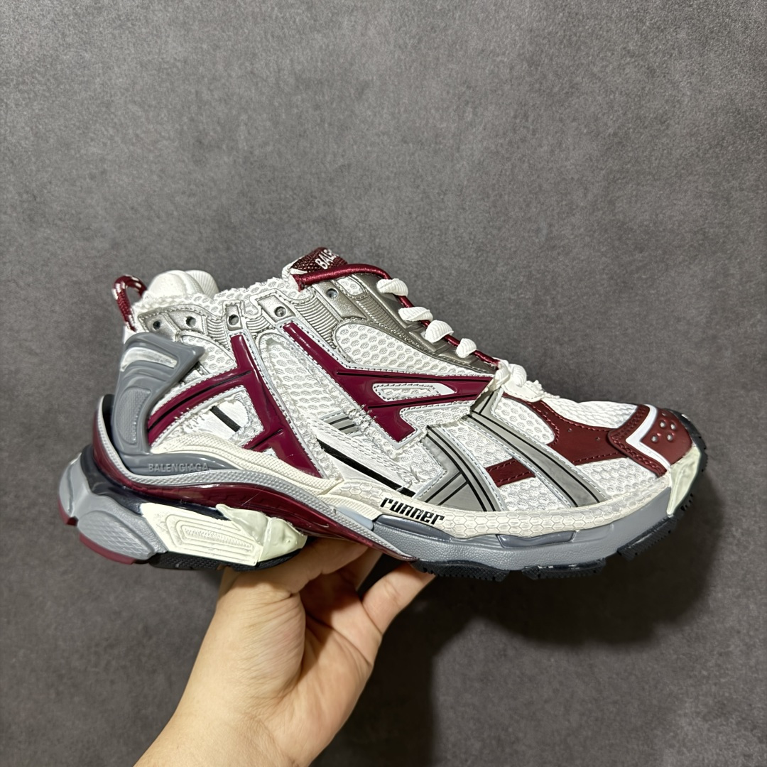 【公司级H版】BALENCIAGA Runner 巴黎世家七代 灰红色 此系列是通过溢胶、做旧、缝线等细节 展示了设计师 Demna 的运动鞋风格 用一双「旧鞋」传递复古感 后侧板、翘起的鞋头 则展示了 Demna 在结构上的未来构想 原装大盒从里到外一切百分百还原官方配置 顶级专供碾压一切版本 尺码：35 36 37 38 39 40 41 42 43 44 45 46-选品中心