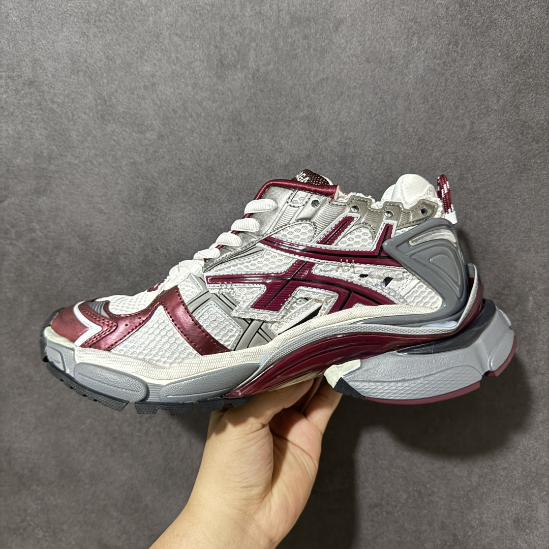 图片[2]-【公司级H版】BALENCIAGA Runner 巴黎世家七代 灰红色 此系列是通过溢胶、做旧、缝线等细节 展示了设计师 Demna 的运动鞋风格 用一双「旧鞋」传递复古感 后侧板、翘起的鞋头 则展示了 Demna 在结构上的未来构想 原装大盒从里到外一切百分百还原官方配置 顶级专供碾压一切版本 尺码：35 36 37 38 39 40 41 42 43 44 45 46-选品中心