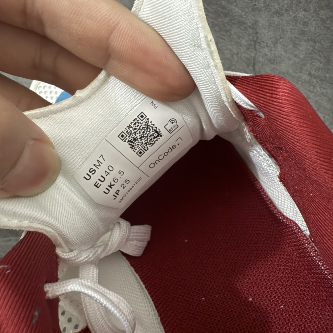 图片[6]-【OG纯原】KITH x ON 昂跑联名 Cloudswift K-Tech 1 系列 3MG10775560 低帮休闲跑步鞋 大厂出品 原版有1比1打造 配件齐全 外贸专供 尺码最大做到46码 市面最高还原度版本 打造最强品质 没有之一 全新开发的鞋面结构，用高透气网布拼了大面积的合成麂皮。这种材质碰撞脱离了普通跑鞋的塑料感，更有时装质感；搭载了On的CloudTec缓震科技和Helion超级泡棉，全新的Cloudswift鞋底结构，脚感和支撑性都拉满，外底还直接刻上了Kith的字母组合，彰显联名身份；翻开鞋底，是定制的Kith Monogram老花外底，既保留了On的专业感，又带点Kith标志性的精致灰调。 尺码：36 36.5 37.5 38 38.5 39 40 40.5 41 42 42.5 43 44 44.5 45 46-莆田鞋