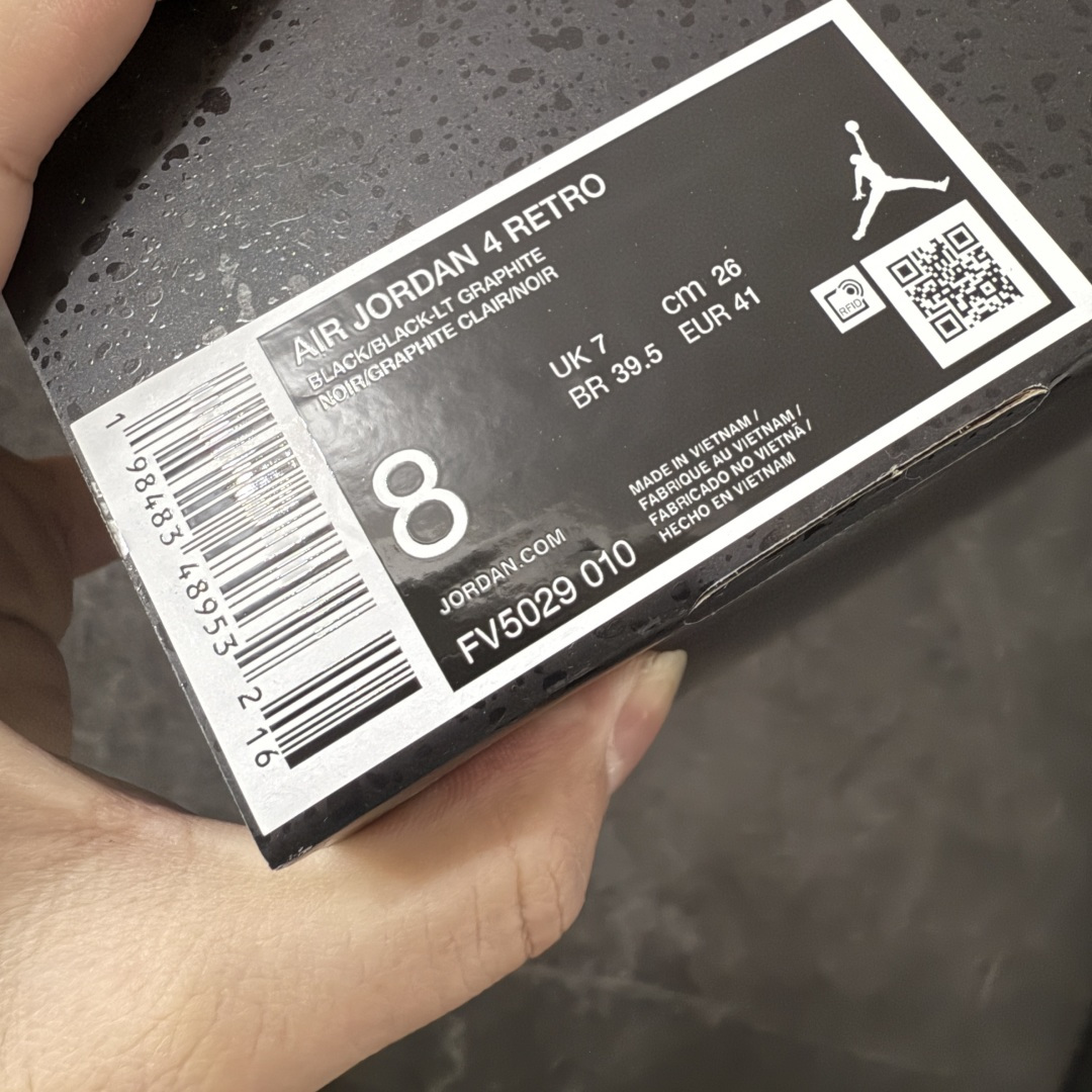 图片[10]-【纯原LW版本】Air Jordan 4 Retro AJ4 乔4黑猫2.0复刻版 FV5029-010 第一梯队最新批次 细节多次校对改良 接近完美 细节达到可过鉴定标准 耗时半年巨作 全套原纸板楦头开发 原厂特供皮料加持 确保原汁原味 完美呈现四代版型 一比一鞋头弧度高度鞋身弧度 数据细节工艺流程均保持原鞋一致 原厂TPU网格鞋带扣 正确内里网布 菱角分明不变形无多余毛边 柔软性质感一致于原鞋 原厂织唛标 原厂飞人电绣工艺 尾指中部跳三针 独家绑鞋带手法 印刷中底布 四线拉帮 米色美纹纸贴合固定 进口港宝加持 后跟自然饱满 全鞋荧光划线卡点 追求极致完美 每一双都是工艺品 多重QC质检 超越公司货的品控标准 实实在在的免检产品 尺码：36-47.5-莆田鞋