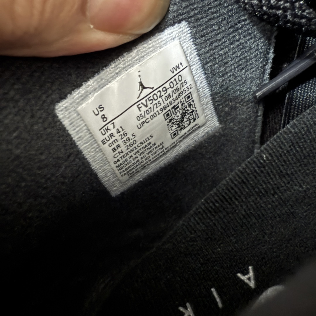 图片[8]-【纯原LW版本】Air Jordan 4 Retro AJ4 乔4黑猫2.0复刻版 FV5029-010 第一梯队最新批次 细节多次校对改良 接近完美 细节达到可过鉴定标准 耗时半年巨作 全套原纸板楦头开发 原厂特供皮料加持 确保原汁原味 完美呈现四代版型 一比一鞋头弧度高度鞋身弧度 数据细节工艺流程均保持原鞋一致 原厂TPU网格鞋带扣 正确内里网布 菱角分明不变形无多余毛边 柔软性质感一致于原鞋 原厂织唛标 原厂飞人电绣工艺 尾指中部跳三针 独家绑鞋带手法 印刷中底布 四线拉帮 米色美纹纸贴合固定 进口港宝加持 后跟自然饱满 全鞋荧光划线卡点 追求极致完美 每一双都是工艺品 多重QC质检 超越公司货的品控标准 实实在在的免检产品 尺码：36-47.5-莆田鞋
