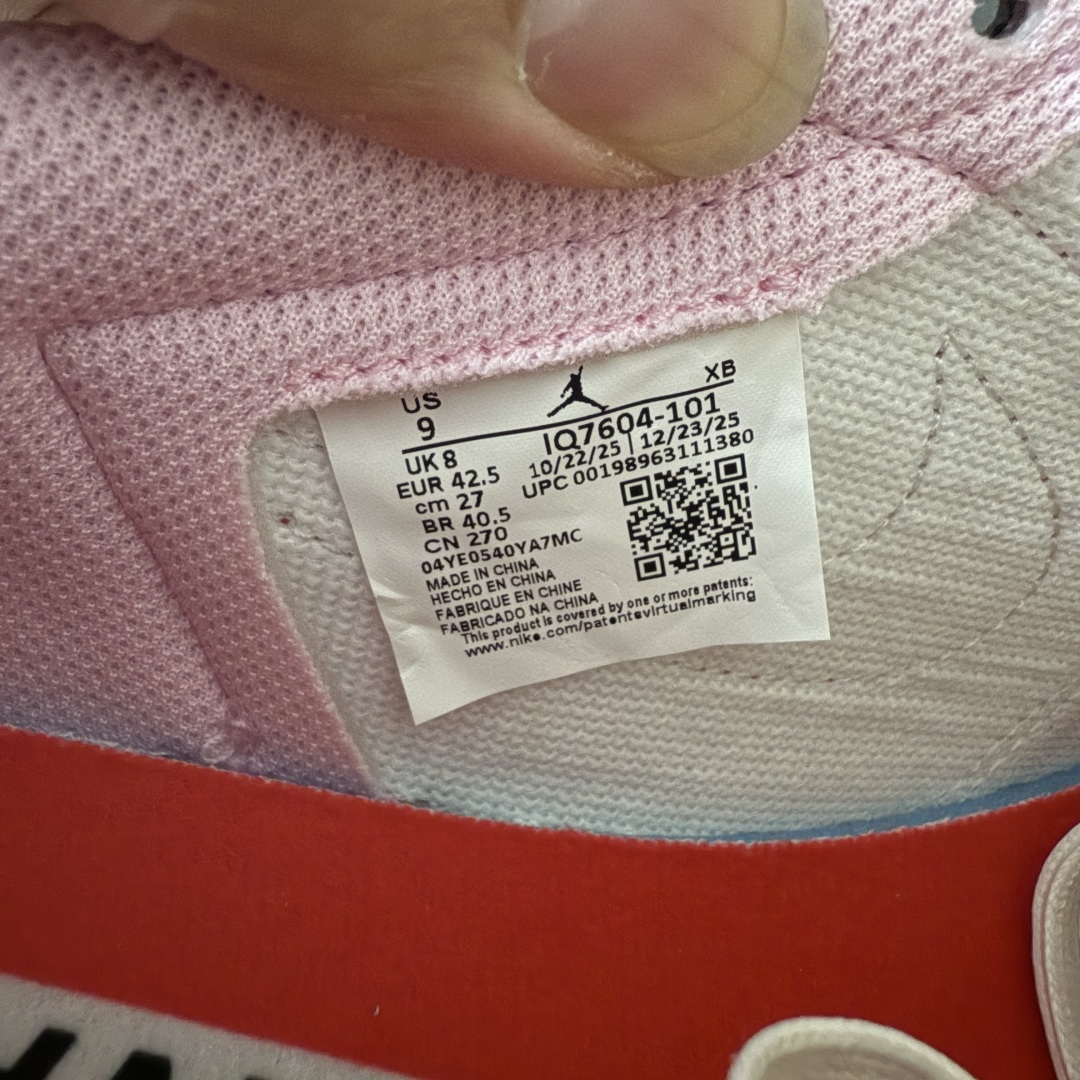 图片[8]-【GX2.0海外版】Travis Scott x Air Jordan AJ1 Low OG SP TS联名粉红倒钩低帮 IQ7604-101 知名大厂出品 纯原第一梯队版本 产品品控稳定性领先行业 各方面均可对飙市面通货版 SZ原厂全套原楦原纸板冲刀磨具开发 原厂皮料加持 原厂港宝加持定型后跟R度完美 同源原厂电绣 鬼脸飞翼针数密度立体效果一致 百分百一致原鞋 原厂拉帮工艺 针距密度一致 后跟弧度收口自然不对折 极致一眼正品既视感 进口玻璃冲刀皮料裁剪零毛边 全鞋电脑针车工艺 品控清洁度最高QC检验标准 免检产品 原厂订购鞋盒、鞋标、防尘纸、鞋撑、鞋带 追求极致的原厂味道 尺码：36-48.5-莆田鞋