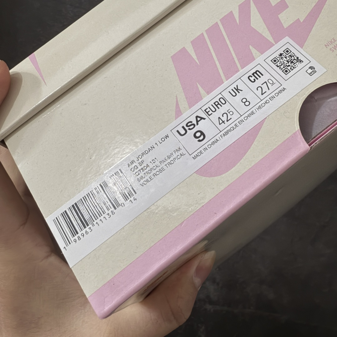 图片[11]-【GX2.0海外版】Travis Scott x Air Jordan AJ1 Low OG SP TS联名粉红倒钩低帮 IQ7604-101 知名大厂出品 纯原第一梯队版本 产品品控稳定性领先行业 各方面均可对飙市面通货版 SZ原厂全套原楦原纸板冲刀磨具开发 原厂皮料加持 原厂港宝加持定型后跟R度完美 同源原厂电绣 鬼脸飞翼针数密度立体效果一致 百分百一致原鞋 原厂拉帮工艺 针距密度一致 后跟弧度收口自然不对折 极致一眼正品既视感 进口玻璃冲刀皮料裁剪零毛边 全鞋电脑针车工艺 品控清洁度最高QC检验标准 免检产品 原厂订购鞋盒、鞋标、防尘纸、鞋撑、鞋带 追求极致的原厂味道 尺码：36-48.5-莆田鞋