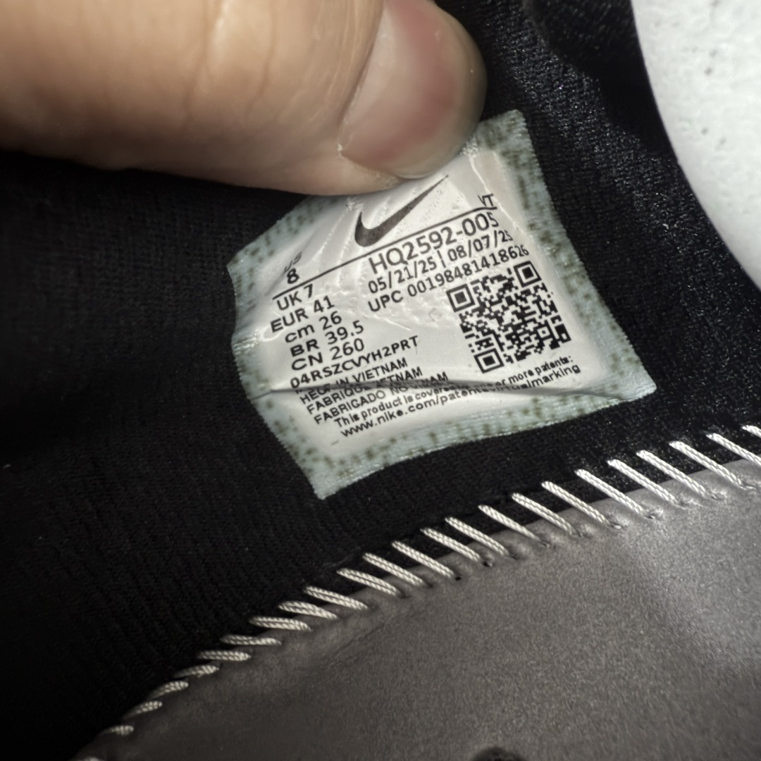 图片[9]-【XE纯原版】Nike Pegasus Premium Airscape 舒适百搭减震防滑耐磨透气 低帮跑步鞋     目前市场最强品质 原版购入开发 一切材质配件均匀原版一致 完美版型 高端玩家必推版本 高价零售必推版本 欢迎对比市面任意版本‼️ 这双鞋简直是时尚与科技的完美融合。 经典黑色鞋面，质感爆棚，搭配超亮眼的银色大勾子，瞬间成为街头焦点。 鞋侧独特小吊牌，细节满满，个性直接拉满。  脚下的全掌气垫更是亮点，红黑配色超吸睛，不仅颜值在线，缓震性能更是一绝。 不管是日常出街还是慢跑锻炼，都能给双脚极致舒适体验。  码数超全，39 – 46 码任你选！别犹豫啦，穿上它，轻松走出潮流范，开启你的时尚运动新旅程！   #独家原包 原底原料 开模打造  #原厂鞋标 高精密准度  #原楦原纸板开发 匹配原版98%以上  #后跟弧度 正确呈现  #原厂皮料 质感无敌  #皮料切割干净 无任何毛边 清洁度细节完美  货号：HQ2592-005 码段：39-46-莆田鞋