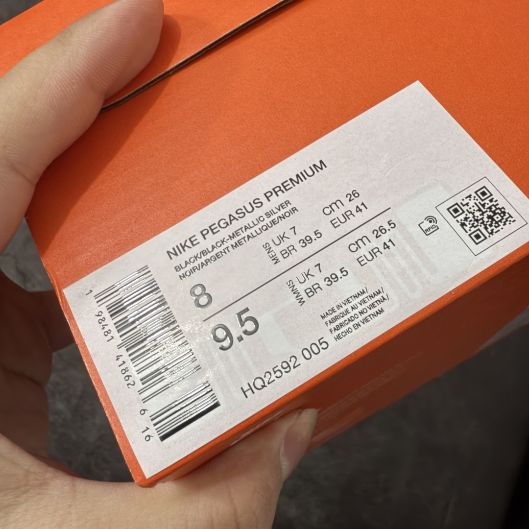 图片[10]-【XE纯原版】Nike Pegasus Premium Airscape 舒适百搭减震防滑耐磨透气 低帮跑步鞋     目前市场最强品质 原版购入开发 一切材质配件均匀原版一致 完美版型 高端玩家必推版本 高价零售必推版本 欢迎对比市面任意版本‼️ 这双鞋简直是时尚与科技的完美融合。 经典黑色鞋面，质感爆棚，搭配超亮眼的银色大勾子，瞬间成为街头焦点。 鞋侧独特小吊牌，细节满满，个性直接拉满。  脚下的全掌气垫更是亮点，红黑配色超吸睛，不仅颜值在线，缓震性能更是一绝。 不管是日常出街还是慢跑锻炼，都能给双脚极致舒适体验。  码数超全，39 – 46 码任你选！别犹豫啦，穿上它，轻松走出潮流范，开启你的时尚运动新旅程！   #独家原包 原底原料 开模打造  #原厂鞋标 高精密准度  #原楦原纸板开发 匹配原版98%以上  #后跟弧度 正确呈现  #原厂皮料 质感无敌  #皮料切割干净 无任何毛边 清洁度细节完美  货号：HQ2592-005 码段：39-46-莆田鞋