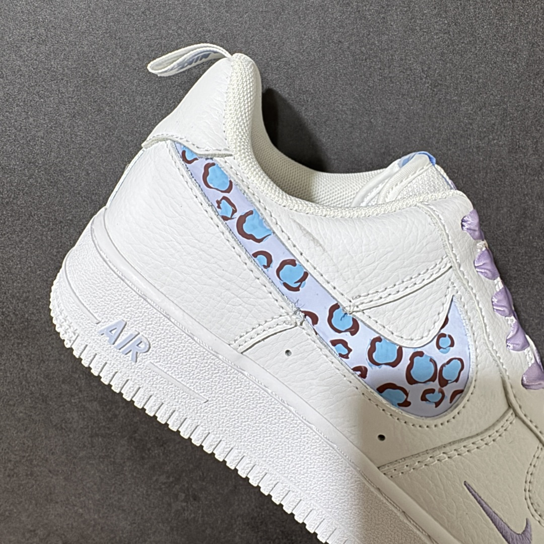图片[7]-【定制版】手绘涂鸦“冰蓝豹影”Nike Air Force 1 “Ice Blue Leopard Shadow”空军一号定制板鞋 以纯净奶白为基底，像铺了一层未被惊扰的初雪，干净又清爽。鞋侧的 Swoosh 被替换成浅蓝底色的豹纹图案，冷调的蓝弱化了豹纹原本的张扬，既带着野性的活力，又透着清新的温柔。让整体在简约中多了份精致细节，为街头造型注入一丝甜酷个性，是把 “温柔与野性” 平衡得恰到好处的选择 货号：FB8971-008 尺码： 36 36.5 37.5 38 38.5 39 40 40.5 41 42-莆田鞋