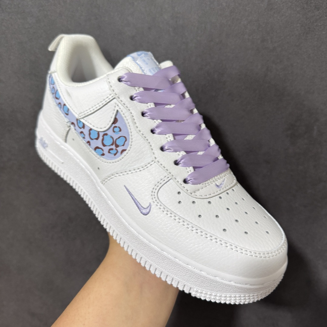 图片[3]-【定制版】手绘涂鸦“冰蓝豹影”Nike Air Force 1 “Ice Blue Leopard Shadow”空军一号定制板鞋 以纯净奶白为基底，像铺了一层未被惊扰的初雪，干净又清爽。鞋侧的 Swoosh 被替换成浅蓝底色的豹纹图案，冷调的蓝弱化了豹纹原本的张扬，既带着野性的活力，又透着清新的温柔。让整体在简约中多了份精致细节，为街头造型注入一丝甜酷个性，是把 “温柔与野性” 平衡得恰到好处的选择 货号：FB8971-008 尺码： 36 36.5 37.5 38 38.5 39 40 40.5 41 42-莆田鞋