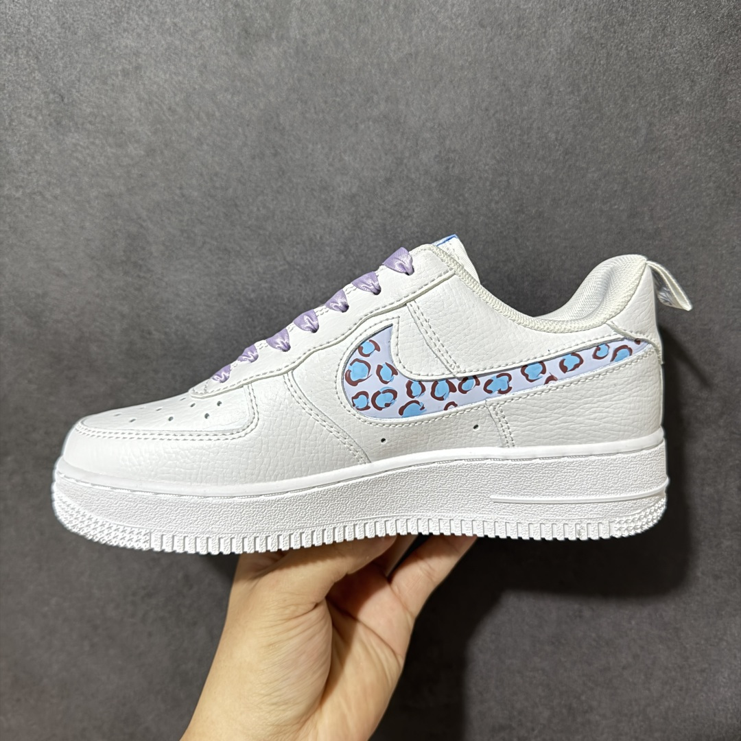 图片[2]-【定制版】手绘涂鸦“冰蓝豹影”Nike Air Force 1 “Ice Blue Leopard Shadow”空军一号定制板鞋 以纯净奶白为基底，像铺了一层未被惊扰的初雪，干净又清爽。鞋侧的 Swoosh 被替换成浅蓝底色的豹纹图案，冷调的蓝弱化了豹纹原本的张扬，既带着野性的活力，又透着清新的温柔。让整体在简约中多了份精致细节，为街头造型注入一丝甜酷个性，是把 “温柔与野性” 平衡得恰到好处的选择 货号：FB8971-008 尺码： 36 36.5 37.5 38 38.5 39 40 40.5 41 42-莆田鞋