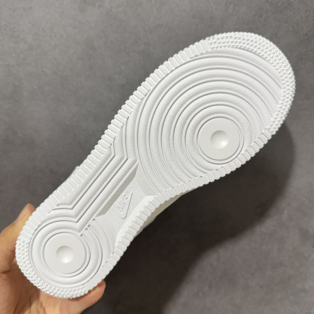 图片[9]-【定制版】手绘涂鸦“冰蓝豹影”Nike Air Force 1 “Ice Blue Leopard Shadow”空军一号定制板鞋 以纯净奶白为基底，像铺了一层未被惊扰的初雪，干净又清爽。鞋侧的 Swoosh 被替换成浅蓝底色的豹纹图案，冷调的蓝弱化了豹纹原本的张扬，既带着野性的活力，又透着清新的温柔。让整体在简约中多了份精致细节，为街头造型注入一丝甜酷个性，是把 “温柔与野性” 平衡得恰到好处的选择 货号：FB8971-008 尺码： 36 36.5 37.5 38 38.5 39 40 40.5 41 42-莆田鞋