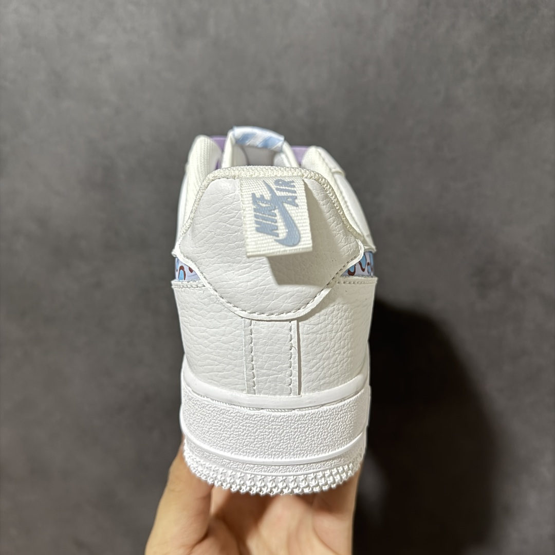 图片[4]-【定制版】手绘涂鸦“冰蓝豹影”Nike Air Force 1 “Ice Blue Leopard Shadow”空军一号定制板鞋 以纯净奶白为基底，像铺了一层未被惊扰的初雪，干净又清爽。鞋侧的 Swoosh 被替换成浅蓝底色的豹纹图案，冷调的蓝弱化了豹纹原本的张扬，既带着野性的活力，又透着清新的温柔。让整体在简约中多了份精致细节，为街头造型注入一丝甜酷个性，是把 “温柔与野性” 平衡得恰到好处的选择 货号：FB8971-008 尺码： 36 36.5 37.5 38 38.5 39 40 40.5 41 42-莆田鞋
