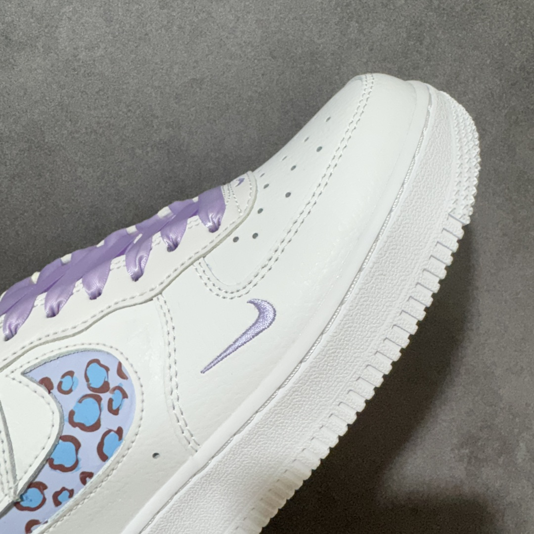 图片[8]-【定制版】手绘涂鸦“冰蓝豹影”Nike Air Force 1 “Ice Blue Leopard Shadow”空军一号定制板鞋 以纯净奶白为基底，像铺了一层未被惊扰的初雪，干净又清爽。鞋侧的 Swoosh 被替换成浅蓝底色的豹纹图案，冷调的蓝弱化了豹纹原本的张扬，既带着野性的活力，又透着清新的温柔。让整体在简约中多了份精致细节，为街头造型注入一丝甜酷个性，是把 “温柔与野性” 平衡得恰到好处的选择 货号：FB8971-008 尺码： 36 36.5 37.5 38 38.5 39 40 40.5 41 42-莆田鞋