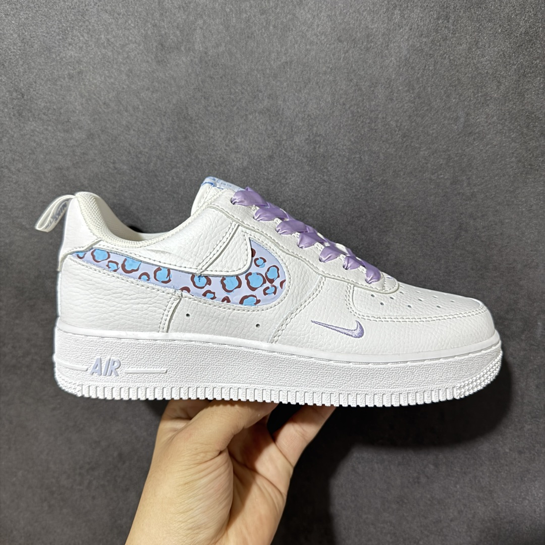 【定制版】手绘涂鸦“冰蓝豹影”Nike Air Force 1 “Ice Blue Leopard Shadow”空军一号定制板鞋 以纯净奶白为基底，像铺了一层未被惊扰的初雪，干净又清爽。鞋侧的 Swoosh 被替换成浅蓝底色的豹纹图案，冷调的蓝弱化了豹纹原本的张扬，既带着野性的活力，又透着清新的温柔。让整体在简约中多了份精致细节，为街头造型注入一丝甜酷个性，是把 “温柔与野性” 平衡得恰到好处的选择 货号：FB8971-008 尺码： 36 36.5 37.5 38 38.5 39 40 40.5 41 42-选品中心