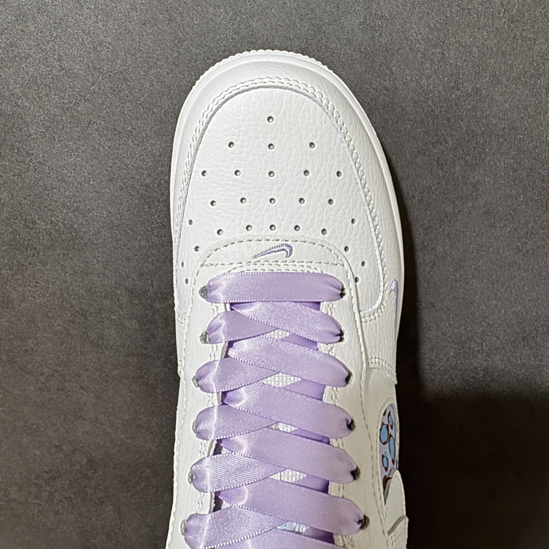 图片[5]-【定制版】手绘涂鸦“冰蓝豹影”Nike Air Force 1 “Ice Blue Leopard Shadow”空军一号定制板鞋 以纯净奶白为基底，像铺了一层未被惊扰的初雪，干净又清爽。鞋侧的 Swoosh 被替换成浅蓝底色的豹纹图案，冷调的蓝弱化了豹纹原本的张扬，既带着野性的活力，又透着清新的温柔。让整体在简约中多了份精致细节，为街头造型注入一丝甜酷个性，是把 “温柔与野性” 平衡得恰到好处的选择 货号：FB8971-008 尺码： 36 36.5 37.5 38 38.5 39 40 40.5 41 42-莆田鞋