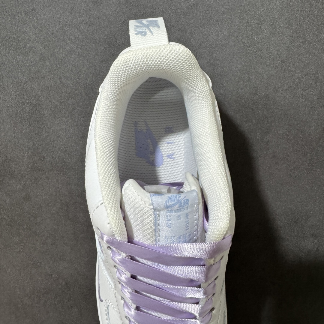 图片[6]-【定制版】手绘涂鸦“冰蓝豹影”Nike Air Force 1 “Ice Blue Leopard Shadow”空军一号定制板鞋 以纯净奶白为基底，像铺了一层未被惊扰的初雪，干净又清爽。鞋侧的 Swoosh 被替换成浅蓝底色的豹纹图案，冷调的蓝弱化了豹纹原本的张扬，既带着野性的活力，又透着清新的温柔。让整体在简约中多了份精致细节，为街头造型注入一丝甜酷个性，是把 “温柔与野性” 平衡得恰到好处的选择 货号：FB8971-008 尺码： 36 36.5 37.5 38 38.5 39 40 40.5 41 42-莆田鞋