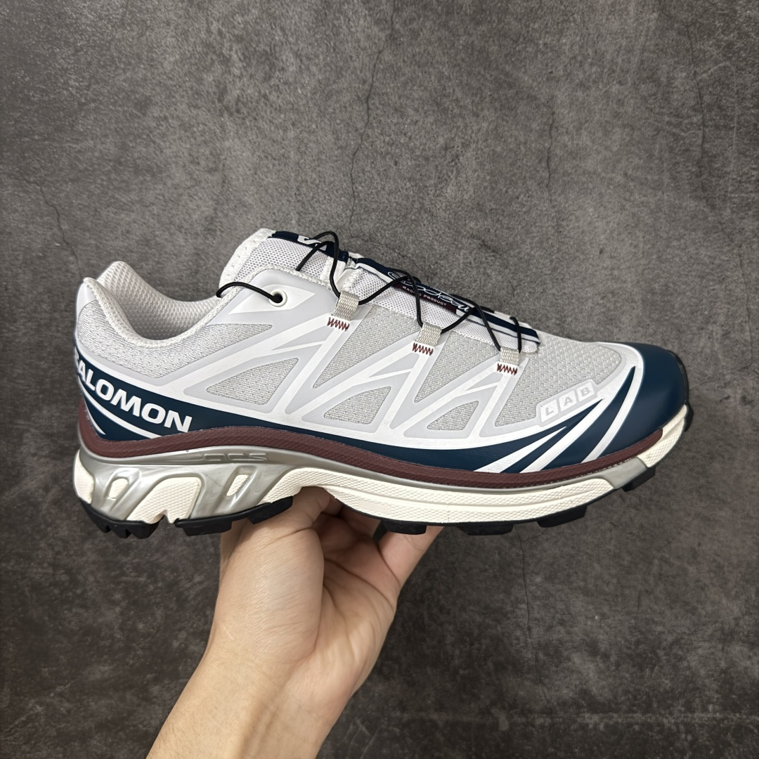 【巅峰升级版】 Salomon XT-6 Goodbai 新配色灰蓝 454564 萨洛蒙复古潮流户外机能登山跑鞋 纯原外贸平台特供订单 耗时半年巨作 全套原纸板楦头开发 原厂特供网布配套加持 确保原汁原味 完美呈现版型 原档数据独家私模五层组合大底 原装Ortholite轻量化鞋垫 中底布带钢印编号 原厂TPU锁扣 进口港宝加持 后跟自然饱满 还原公司包裹性 鞋面以“锯齿”状的包裹系统呈现 在基色底之下加入了各种色点缀 将公司的最新技术和时尚前卫的造型融入耐用的长跑款式中 鞋面由 TPU 薄膜制成 并焊接在高耐磨网眼上 使其既时尚又坚固 由 ACS底盘支撑 可增强稳定性和支撑力 以及由橡胶凸耳 Contragrip外底覆盖的 EVA 缓冲中底 旨在应对崎岖的地形 鞋舌上的彩色Salomon 标签、Quicklace 系统以及鞋头、鞋舌和鞋跟上的附加品牌使细节更加完美 让穿着者可以轻松驾驭户外与通勤下的任何运动生活场景 无缝鞋身户外随意纵横 颜值与脚感兼备 出街通勤 绝对非常吸睛 你值得拥有 尺码：36 36.5 37.5 38 38.5 39 40 40.5 41 42 42.5 43 44 44.5 45-莆田鞋
