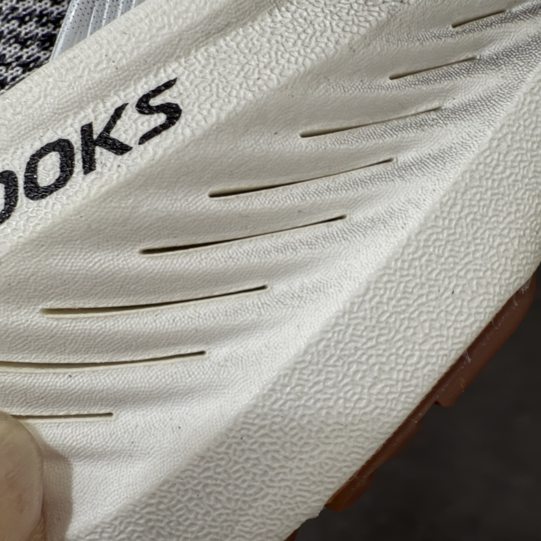 图片[4]-【BT纯原】Brooks Glycerin 23 布鲁克斯甘油 男女同款 正宗发泡超临界跑鞋 鞋面透气网眼 穿着舒适四季能穿 鞋面采用原厂甲卡梭织布此工艺只有DG那边才能做好 中底采用 DNA Tuned 超临界发泡 前掌DNA FLASH V2 抓地防滑耐磨 轻量竞速 日常跑步/马拉松/通勤最适合不过 超临界：核心特点 材质与脚感：采用EVA与TPU混合的超临界发泡材料，脚感软弹，回弹比Ortholite更快，重量更轻（单只约150克），能有效提升能量回馈，目前算最核心的中底！ ​采用原厂1：1 原盒原标 原厂欧索奈鞋垫 一切细节 做工以及脚感均做到完美还原 欢迎品鉴💪 尺码：35.5 36 36.5 37.5 38 38.5 39 40 40.5 41 42 42.5 43 44 44.5 45 46 46.5 47.5-莆田鞋