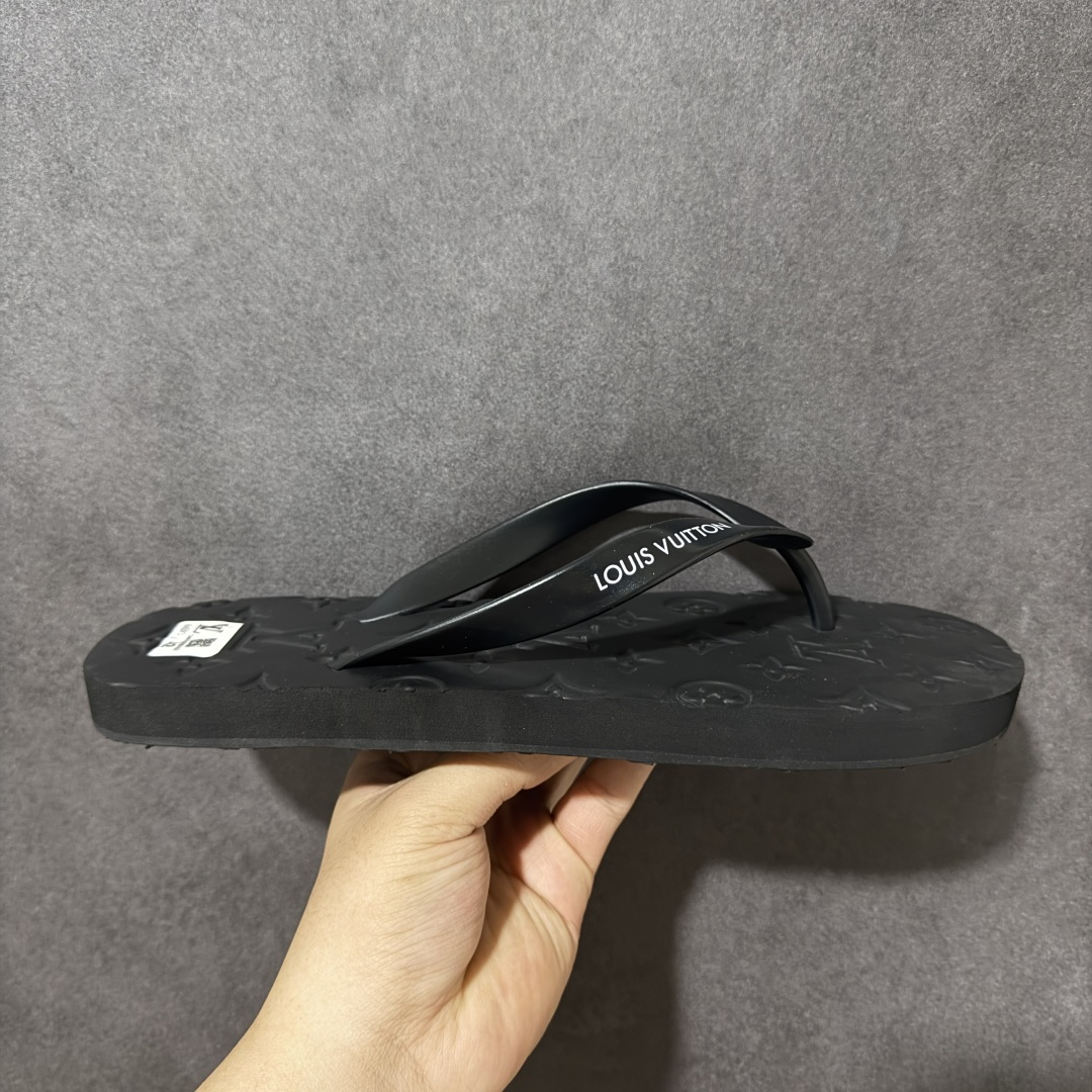 【广东纯原】lv-路易威登 人字拖 拖鞋系列 外单的最爱😍 新品凉拖鞋，高端精品，鞋面精致压花logo装饰，精细做工，鞋底超软，休闲宽松舒适型，夏季必入哦！ 尺码：35-45-选品中心