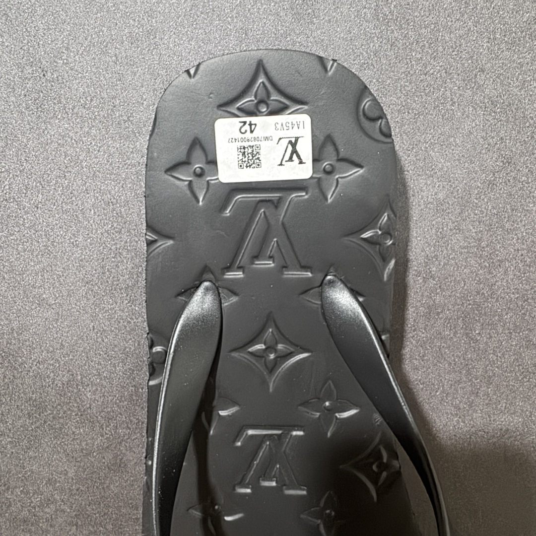 图片[6]-【广东纯原】lv-路易威登 人字拖 拖鞋系列 外单的最爱😍 新品凉拖鞋，高端精品，鞋面精致压花logo装饰，精细做工，鞋底超软，休闲宽松舒适型，夏季必入哦！ 尺码：35-45-选品中心