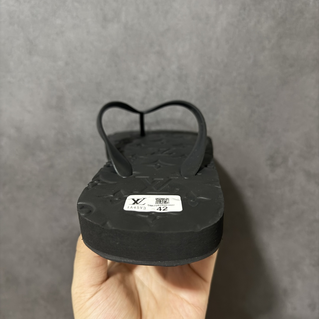 图片[4]-【广东纯原】lv-路易威登 人字拖 拖鞋系列 外单的最爱😍 新品凉拖鞋，高端精品，鞋面精致压花logo装饰，精细做工，鞋底超软，休闲宽松舒适型，夏季必入哦！ 尺码：35-45-选品中心
