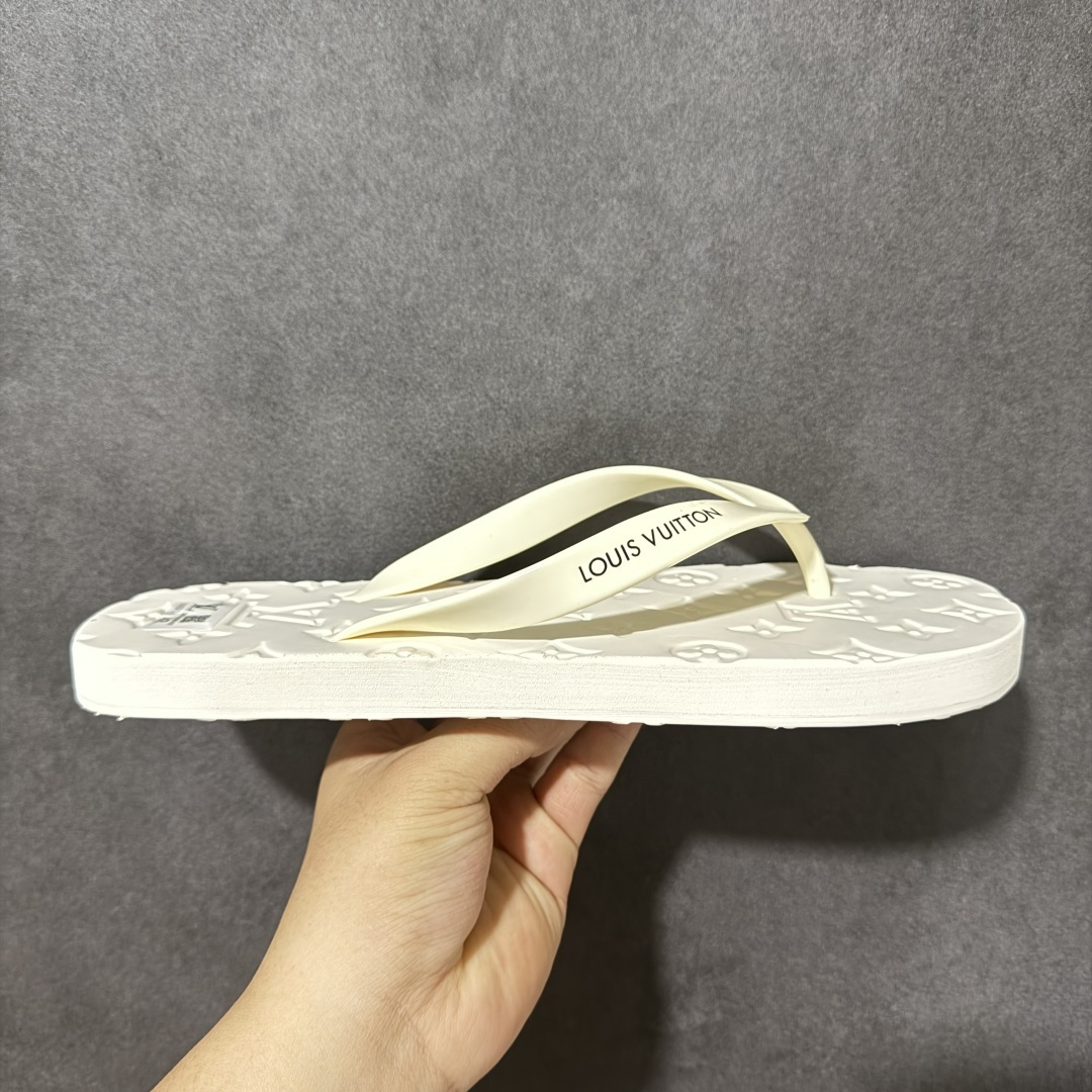 【广东纯原】lv-路易威登 人字拖 拖鞋系列 外单的最爱😍 新品凉拖鞋，高端精品，鞋面精致压花logo装饰，精细做工，鞋底超软，休闲宽松舒适型，夏季必入哦！ 尺码：35-45-选品中心