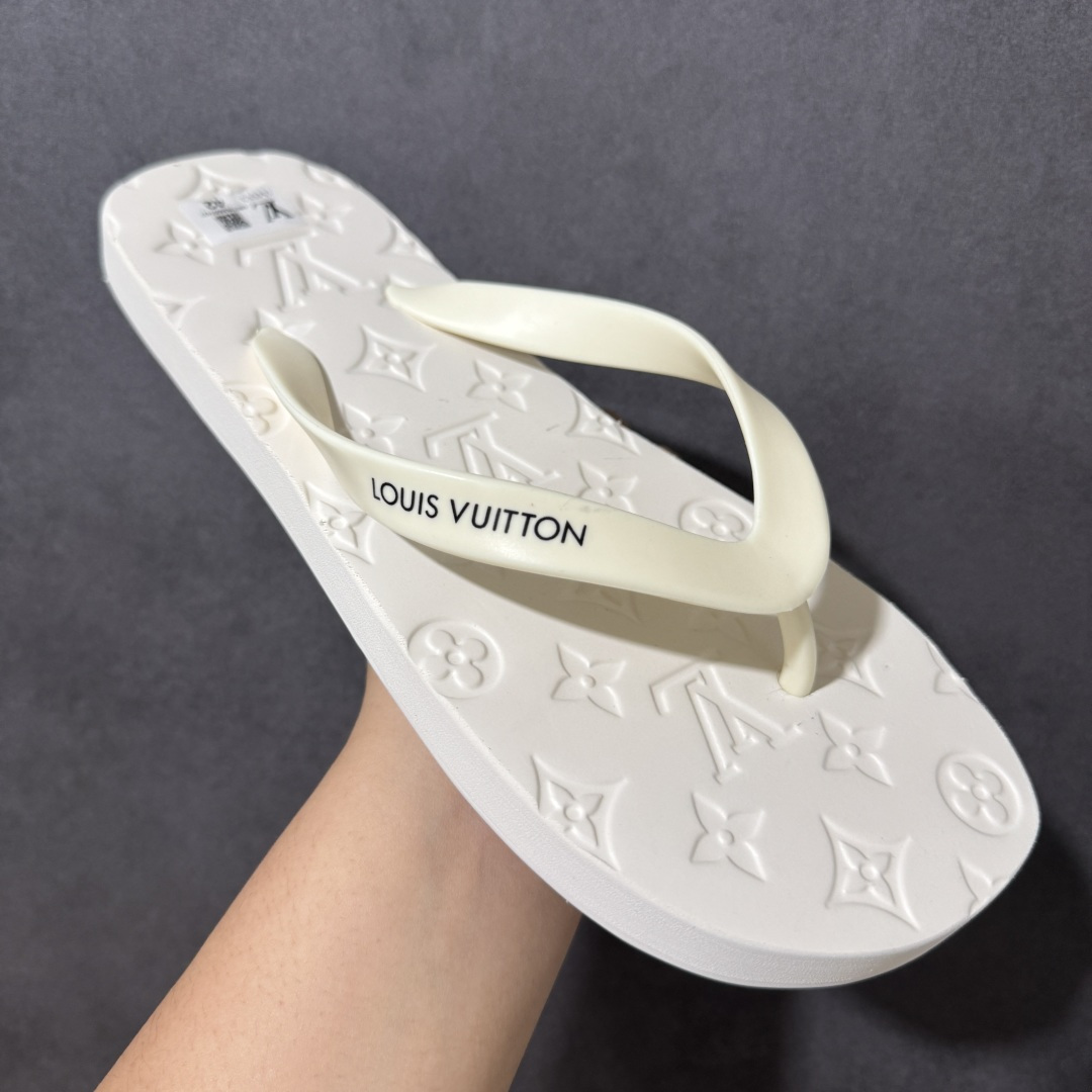 图片[3]-【广东纯原】lv-路易威登 人字拖 拖鞋系列 外单的最爱😍 新品凉拖鞋，高端精品，鞋面精致压花logo装饰，精细做工，鞋底超软，休闲宽松舒适型，夏季必入哦！ 尺码：35-45-选品中心