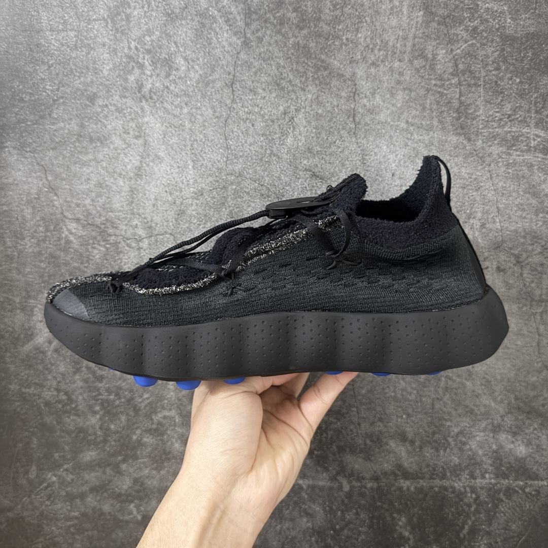 图片[2]-【TOP纯原版】Fragment Design x NK Mind 002 藤原浩联名 足底按摩舒适运动休闲训练鞋 黑蓝 IQ8504-002 全套原厂楦头原纸板数据档案 历时四个月倾力打造 原厂0937机台Flyknit飞织工艺 鞋面针织密度弹性完美同步原鞋 工艺同步公司 原厂压底模 加固按摩单元 防止颗粒松动 原装TUP鞋扣 亮黑后跟条 白色字体采用工业级丝网印刷（丝印）工艺 字体边缘锐利清晰 笔画粗细均匀 没有毛边或晕染 依旧延续Mind系列的标志性外观 采用黑色Flyknit鞋面 并用到拼接结构和外露缝线强调设计感 鞋底依旧配备22个皇家蓝独立泡棉按摩球 鞋底的FRAGMENT经典标语也同样保留其中 还在鞋舌加入了一块印有闪电章的特殊提环 来进一步表明联名身份 正常尺码 尺码：36 36.5 37.5 38 38.5 39 40 40.5 41 42 42.5 43 44 44.5 45 46.5 47.5-莆田鞋