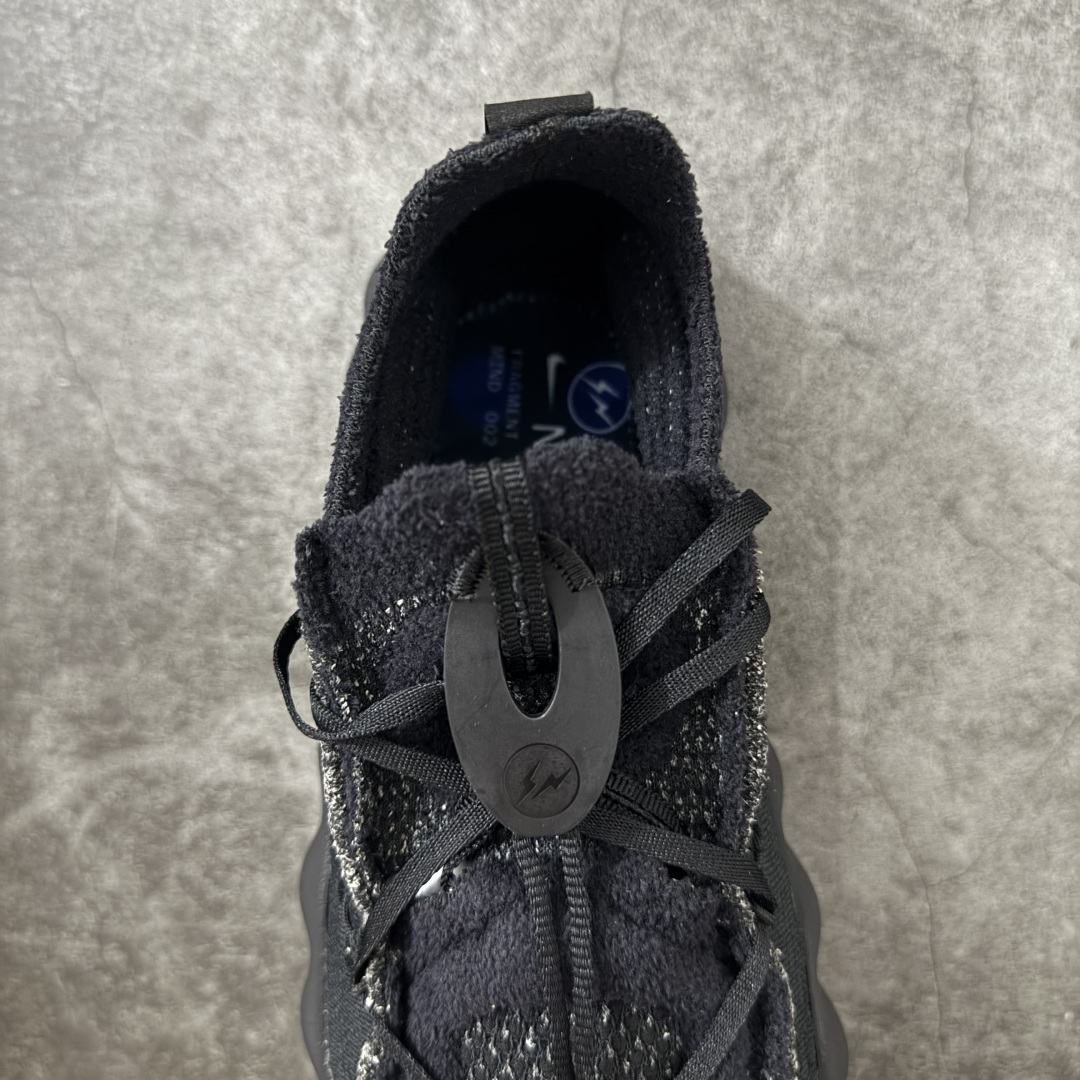 图片[8]-【TOP纯原版】Fragment Design x NK Mind 002 藤原浩联名 足底按摩舒适运动休闲训练鞋 黑蓝 IQ8504-002 全套原厂楦头原纸板数据档案 历时四个月倾力打造 原厂0937机台Flyknit飞织工艺 鞋面针织密度弹性完美同步原鞋 工艺同步公司 原厂压底模 加固按摩单元 防止颗粒松动 原装TUP鞋扣 亮黑后跟条 白色字体采用工业级丝网印刷（丝印）工艺 字体边缘锐利清晰 笔画粗细均匀 没有毛边或晕染 依旧延续Mind系列的标志性外观 采用黑色Flyknit鞋面 并用到拼接结构和外露缝线强调设计感 鞋底依旧配备22个皇家蓝独立泡棉按摩球 鞋底的FRAGMENT经典标语也同样保留其中 还在鞋舌加入了一块印有闪电章的特殊提环 来进一步表明联名身份 正常尺码 尺码：36 36.5 37.5 38 38.5 39 40 40.5 41 42 42.5 43 44 44.5 45 46.5 47.5-莆田鞋