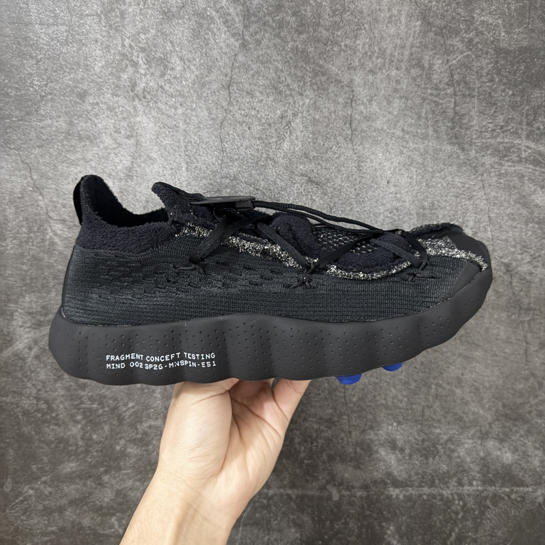 【TOP纯原版】Fragment Design x NK Mind 002 藤原浩联名 足底按摩舒适运动休闲训练鞋 黑蓝 IQ8504-002 全套原厂楦头原纸板数据档案 历时四个月倾力打造 原厂0937机台Flyknit飞织工艺 鞋面针织密度弹性完美同步原鞋 工艺同步公司 原厂压底模 加固按摩单元 防止颗粒松动 原装TUP鞋扣 亮黑后跟条 白色字体采用工业级丝网印刷（丝印）工艺 字体边缘锐利清晰 笔画粗细均匀 没有毛边或晕染 依旧延续Mind系列的标志性外观 采用黑色Flyknit鞋面 并用到拼接结构和外露缝线强调设计感 鞋底依旧配备22个皇家蓝独立泡棉按摩球 鞋底的FRAGMENT经典标语也同样保留其中 还在鞋舌加入了一块印有闪电章的特殊提环 来进一步表明联名身份 正常尺码 尺码：36 36.5 37.5 38 38.5 39 40 40.5 41 42 42.5 43 44 44.5 45 46.5 47.5-莆田鞋