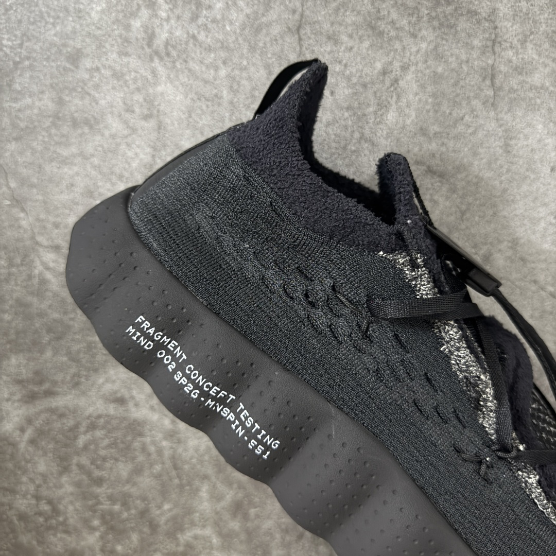 图片[7]-【TOP纯原版】Fragment Design x NK Mind 002 藤原浩联名 足底按摩舒适运动休闲训练鞋 黑蓝 IQ8504-002 全套原厂楦头原纸板数据档案 历时四个月倾力打造 原厂0937机台Flyknit飞织工艺 鞋面针织密度弹性完美同步原鞋 工艺同步公司 原厂压底模 加固按摩单元 防止颗粒松动 原装TUP鞋扣 亮黑后跟条 白色字体采用工业级丝网印刷（丝印）工艺 字体边缘锐利清晰 笔画粗细均匀 没有毛边或晕染 依旧延续Mind系列的标志性外观 采用黑色Flyknit鞋面 并用到拼接结构和外露缝线强调设计感 鞋底依旧配备22个皇家蓝独立泡棉按摩球 鞋底的FRAGMENT经典标语也同样保留其中 还在鞋舌加入了一块印有闪电章的特殊提环 来进一步表明联名身份 正常尺码 尺码：36 36.5 37.5 38 38.5 39 40 40.5 41 42 42.5 43 44 44.5 45 46.5 47.5-莆田鞋