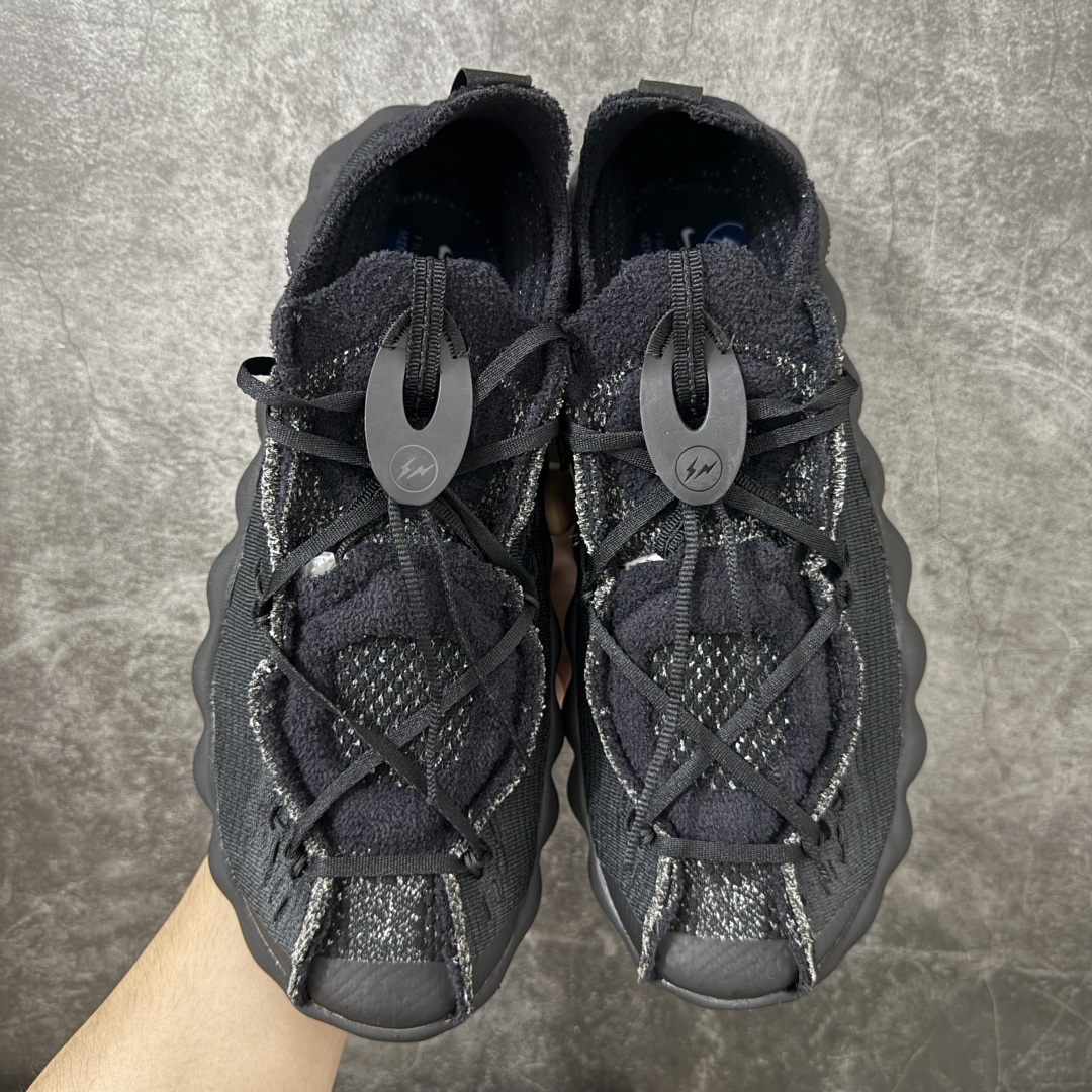 图片[2]-【TOP纯原版】Fragment Design x NK Mind 002 藤原浩联名 足底按摩舒适运动休闲训练鞋 黑蓝 IQ8504-002 全套原厂楦头原纸板数据档案 历时四个月倾力打造 原厂0937机台Flyknit飞织工艺 鞋面针织密度弹性完美同步原鞋 工艺同步公司 原厂压底模 加固按摩单元 防止颗粒松动 原装TUP鞋扣 亮黑后跟条 白色字体采用工业级丝网印刷（丝印）工艺 字体边缘锐利清晰 笔画粗细均匀 没有毛边或晕染 依旧延续Mind系列的标志性外观 采用黑色Flyknit鞋面 并用到拼接结构和外露缝线强调设计感 鞋底依旧配备22个皇家蓝独立泡棉按摩球 鞋底的FRAGMENT经典标语也同样保留其中 还在鞋舌加入了一块印有闪电章的特殊提环 来进一步表明联名身份 正常尺码 尺码：36 36.5 37.5 38 38.5 39 40 40.5 41 42 42.5 43 44 44.5 45 46.5 47.5-莆田鞋