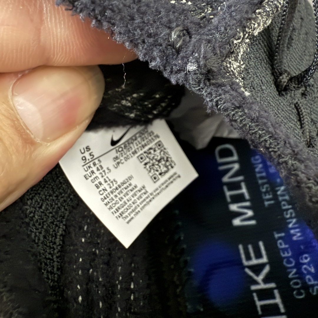 图片[8]-【TOP纯原版】Fragment Design x NK Mind 002 藤原浩联名 足底按摩舒适运动休闲训练鞋 黑蓝 IQ8504-002 全套原厂楦头原纸板数据档案 历时四个月倾力打造 原厂0937机台Flyknit飞织工艺 鞋面针织密度弹性完美同步原鞋 工艺同步公司 原厂压底模 加固按摩单元 防止颗粒松动 原装TUP鞋扣 亮黑后跟条 白色字体采用工业级丝网印刷（丝印）工艺 字体边缘锐利清晰 笔画粗细均匀 没有毛边或晕染 依旧延续Mind系列的标志性外观 采用黑色Flyknit鞋面 并用到拼接结构和外露缝线强调设计感 鞋底依旧配备22个皇家蓝独立泡棉按摩球 鞋底的FRAGMENT经典标语也同样保留其中 还在鞋舌加入了一块印有闪电章的特殊提环 来进一步表明联名身份 正常尺码 尺码：36 36.5 37.5 38 38.5 39 40 40.5 41 42 42.5 43 44 44.5 45 46.5 47.5-莆田鞋