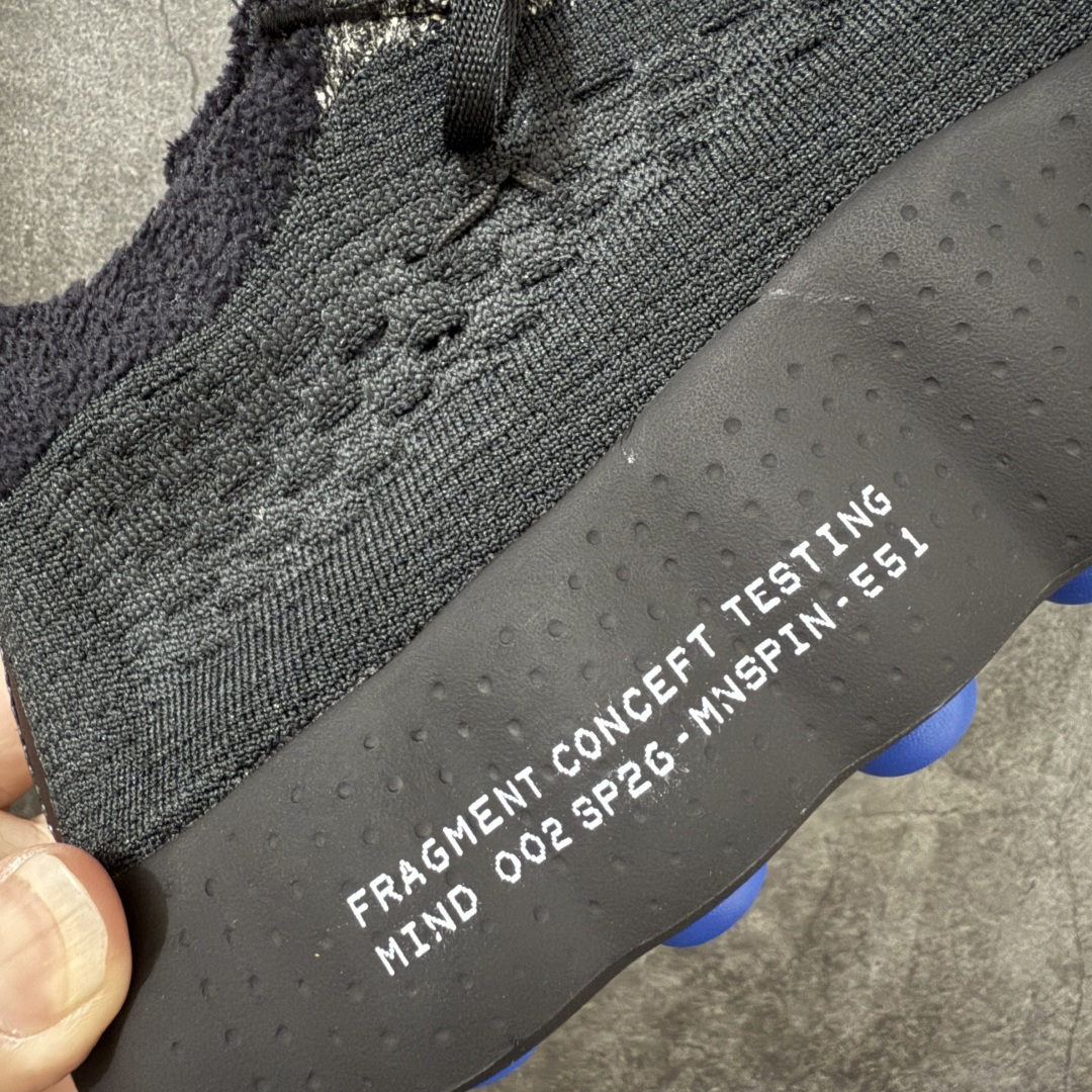 图片[5]-【TOP纯原版】Fragment Design x NK Mind 002 藤原浩联名 足底按摩舒适运动休闲训练鞋 黑蓝 IQ8504-002 全套原厂楦头原纸板数据档案 历时四个月倾力打造 原厂0937机台Flyknit飞织工艺 鞋面针织密度弹性完美同步原鞋 工艺同步公司 原厂压底模 加固按摩单元 防止颗粒松动 原装TUP鞋扣 亮黑后跟条 白色字体采用工业级丝网印刷（丝印）工艺 字体边缘锐利清晰 笔画粗细均匀 没有毛边或晕染 依旧延续Mind系列的标志性外观 采用黑色Flyknit鞋面 并用到拼接结构和外露缝线强调设计感 鞋底依旧配备22个皇家蓝独立泡棉按摩球 鞋底的FRAGMENT经典标语也同样保留其中 还在鞋舌加入了一块印有闪电章的特殊提环 来进一步表明联名身份 正常尺码 尺码：36 36.5 37.5 38 38.5 39 40 40.5 41 42 42.5 43 44 44.5 45 46.5 47.5-莆田鞋