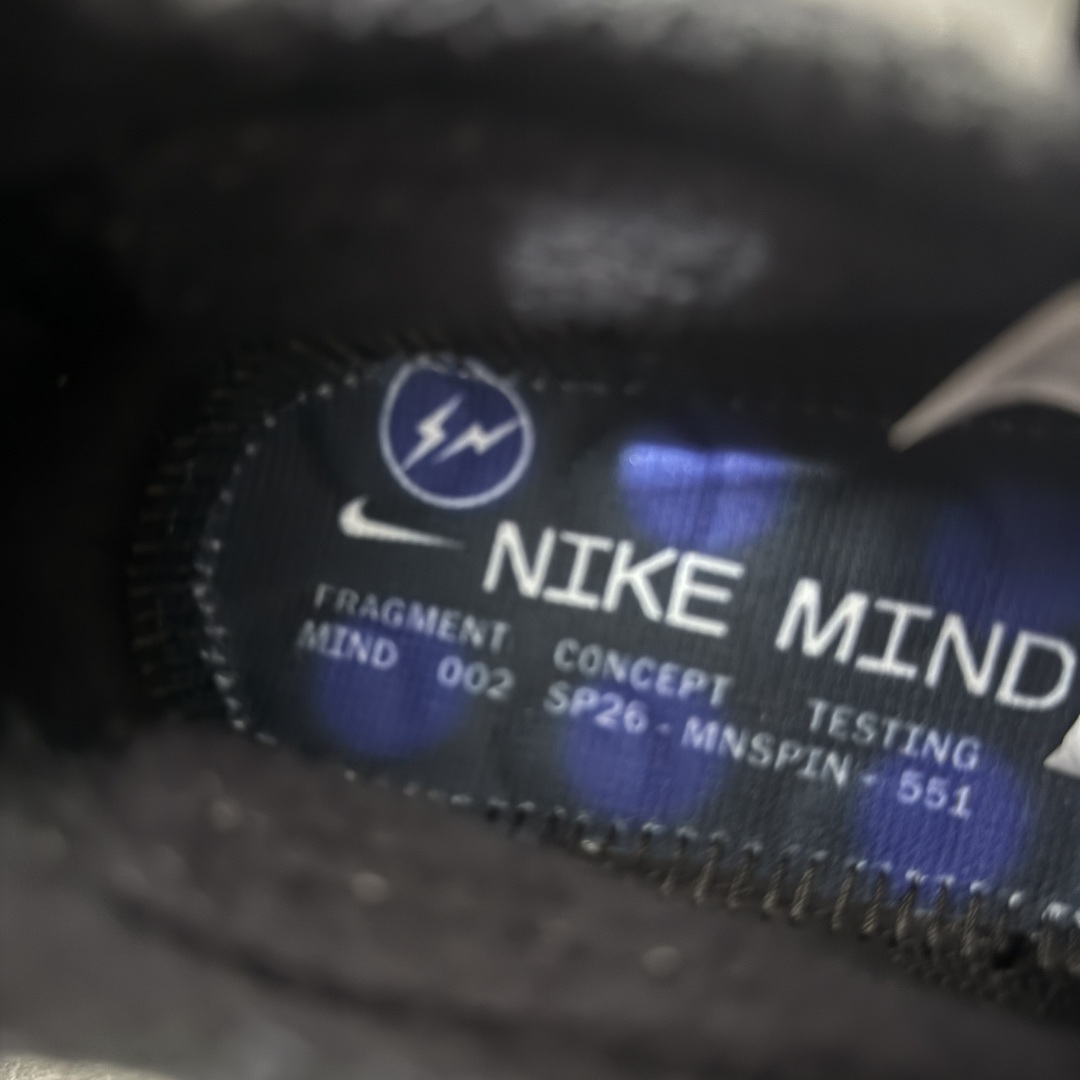 图片[9]-【TOP纯原版】Fragment Design x NK Mind 002 藤原浩联名 足底按摩舒适运动休闲训练鞋 黑蓝 IQ8504-002 全套原厂楦头原纸板数据档案 历时四个月倾力打造 原厂0937机台Flyknit飞织工艺 鞋面针织密度弹性完美同步原鞋 工艺同步公司 原厂压底模 加固按摩单元 防止颗粒松动 原装TUP鞋扣 亮黑后跟条 白色字体采用工业级丝网印刷（丝印）工艺 字体边缘锐利清晰 笔画粗细均匀 没有毛边或晕染 依旧延续Mind系列的标志性外观 采用黑色Flyknit鞋面 并用到拼接结构和外露缝线强调设计感 鞋底依旧配备22个皇家蓝独立泡棉按摩球 鞋底的FRAGMENT经典标语也同样保留其中 还在鞋舌加入了一块印有闪电章的特殊提环 来进一步表明联名身份 正常尺码 尺码：36 36.5 37.5 38 38.5 39 40 40.5 41 42 42.5 43 44 44.5 45 46.5 47.5-莆田鞋