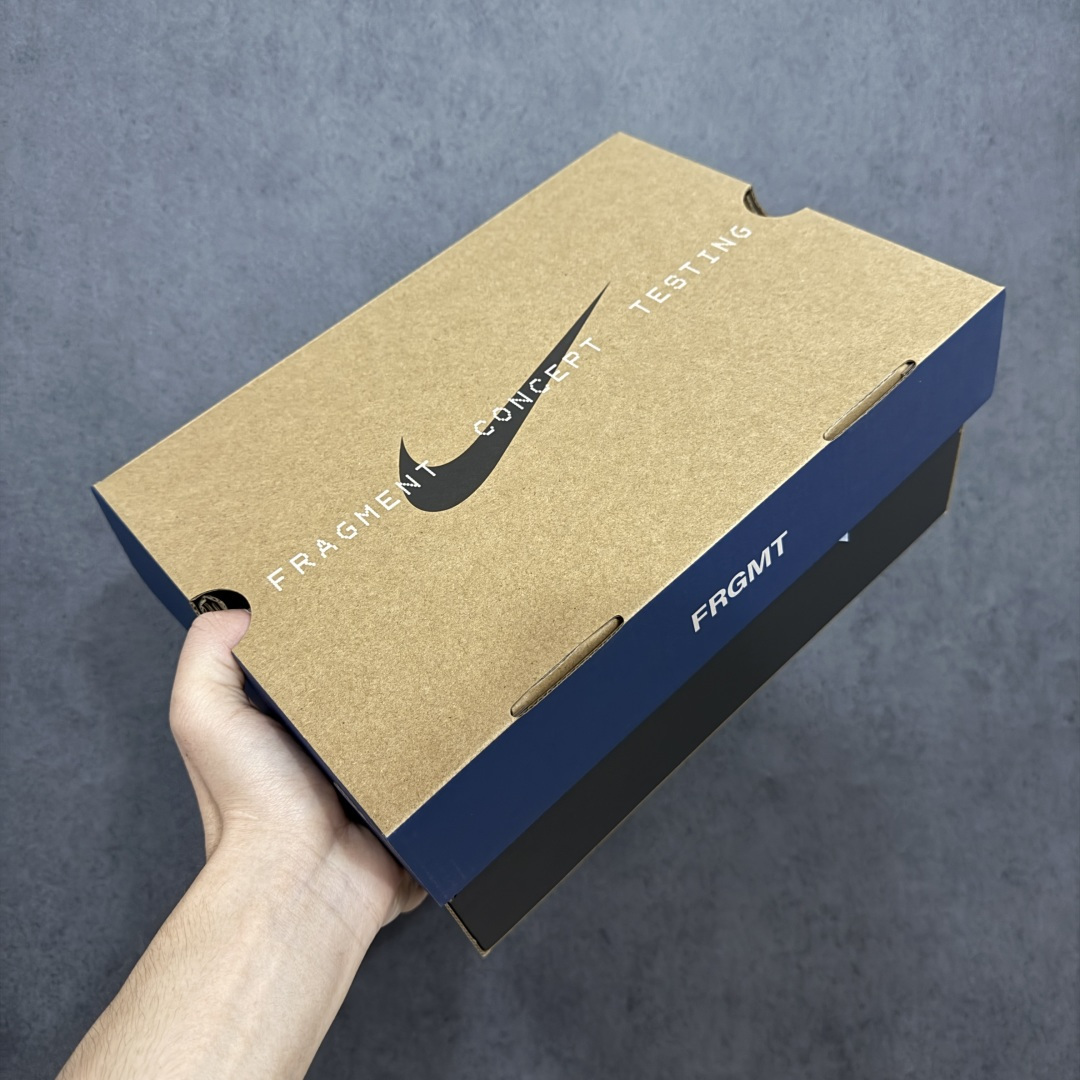 图片[12]-【TOP纯原版】Fragment Design x NK Mind 002 藤原浩联名 足底按摩舒适运动休闲训练鞋 黑蓝 IQ8504-002 全套原厂楦头原纸板数据档案 历时四个月倾力打造 原厂0937机台Flyknit飞织工艺 鞋面针织密度弹性完美同步原鞋 工艺同步公司 原厂压底模 加固按摩单元 防止颗粒松动 原装TUP鞋扣 亮黑后跟条 白色字体采用工业级丝网印刷（丝印）工艺 字体边缘锐利清晰 笔画粗细均匀 没有毛边或晕染 依旧延续Mind系列的标志性外观 采用黑色Flyknit鞋面 并用到拼接结构和外露缝线强调设计感 鞋底依旧配备22个皇家蓝独立泡棉按摩球 鞋底的FRAGMENT经典标语也同样保留其中 还在鞋舌加入了一块印有闪电章的特殊提环 来进一步表明联名身份 正常尺码 尺码：36 36.5 37.5 38 38.5 39 40 40.5 41 42 42.5 43 44 44.5 45 46.5 47.5-莆田鞋