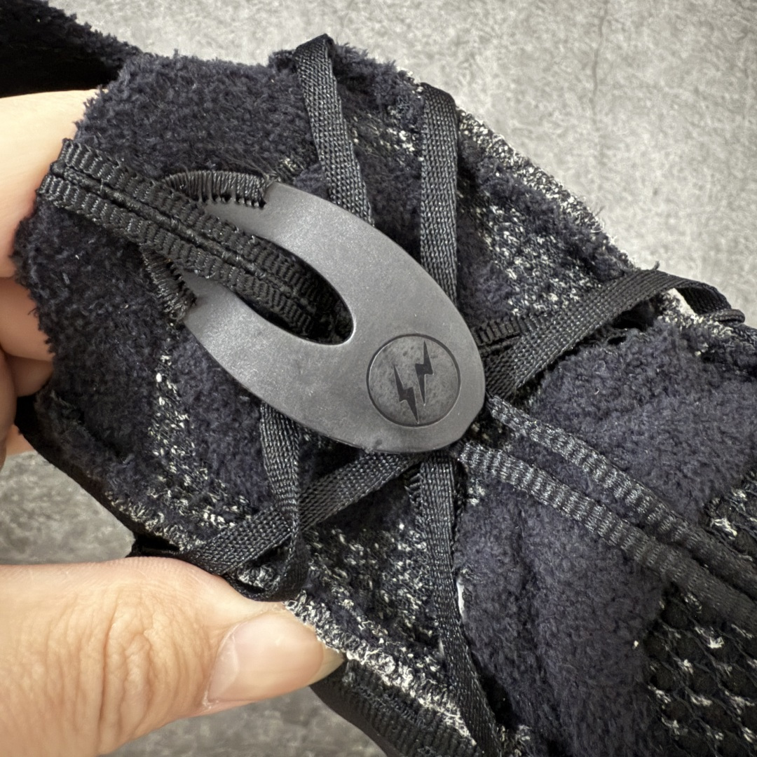 图片[6]-【TOP纯原版】Fragment Design x NK Mind 002 藤原浩联名 足底按摩舒适运动休闲训练鞋 黑蓝 IQ8504-002 全套原厂楦头原纸板数据档案 历时四个月倾力打造 原厂0937机台Flyknit飞织工艺 鞋面针织密度弹性完美同步原鞋 工艺同步公司 原厂压底模 加固按摩单元 防止颗粒松动 原装TUP鞋扣 亮黑后跟条 白色字体采用工业级丝网印刷（丝印）工艺 字体边缘锐利清晰 笔画粗细均匀 没有毛边或晕染 依旧延续Mind系列的标志性外观 采用黑色Flyknit鞋面 并用到拼接结构和外露缝线强调设计感 鞋底依旧配备22个皇家蓝独立泡棉按摩球 鞋底的FRAGMENT经典标语也同样保留其中 还在鞋舌加入了一块印有闪电章的特殊提环 来进一步表明联名身份 正常尺码 尺码：36 36.5 37.5 38 38.5 39 40 40.5 41 42 42.5 43 44 44.5 45 46.5 47.5-莆田鞋