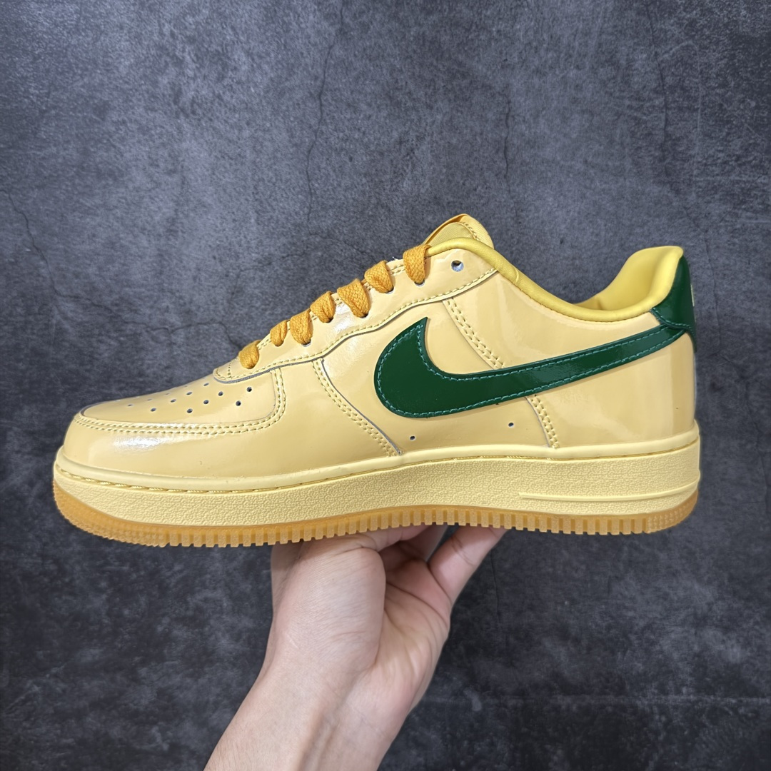 图片[2]-【Top纯原】NK Air Force 1\’07 Low \”Topaz Gold\” 黄玉 空军一号低帮休闲板鞋 #鞋款整体以亮面皮革覆盖，通体柠檬黄的配色搭配绿色Swoosh点缀，营造出千禧年的复古氛围。 货号：IO4489-700 尺码：40 40.5 41 42 42.5 43 44 44.5 45 46 47.5-莆田鞋
