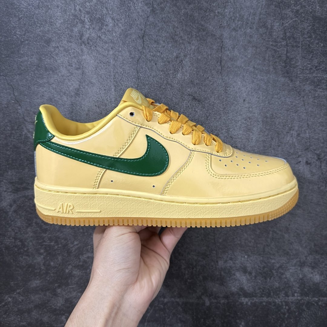 【Top纯原】NK Air Force 1\’07 Low \”Topaz Gold\” 黄玉 空军一号低帮休闲板鞋 #鞋款整体以亮面皮革覆盖，通体柠檬黄的配色搭配绿色Swoosh点缀，营造出千禧年的复古氛围。 货号：IO4489-700 尺码：40 40.5 41 42 42.5 43 44 44.5 45 46 47.5-莆田鞋