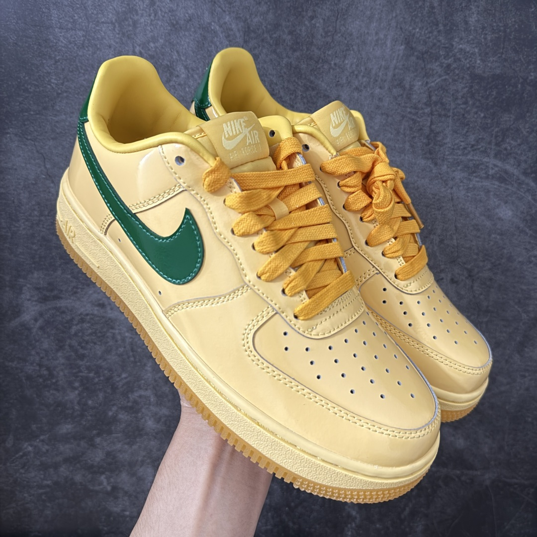 【Top纯原】NK Air Force 1\’07 Low \”Topaz Gold\” 黄玉 空军一号低帮休闲板鞋 #鞋款整体以亮面皮革覆盖，通体柠檬黄的配色搭配绿色Swoosh点缀，营造出千禧年的复古氛围。 货号：IO4489-700 尺码：40 40.5 41 42 42.5 43 44 44.5 45 46 47.5-莆田鞋