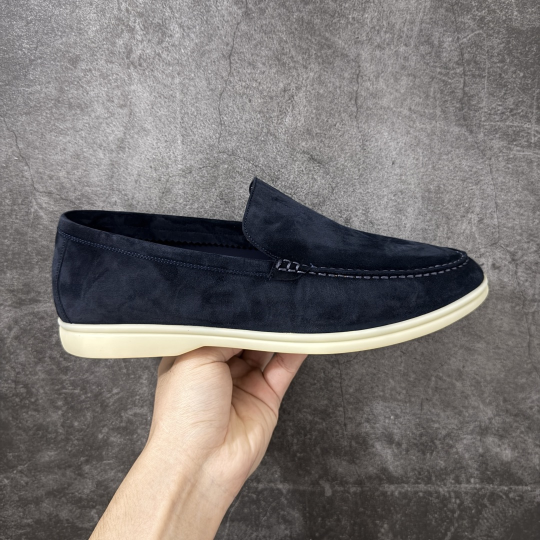 【渠道礼盒版】Loro Piana LP乐悠翩雅25 舒适一脚蹬乐福鞋 目前市场最优品质 全鞋原材料 超高清洁度 完美版型 研究了四个月终于可量产完全复刻💯 徒步五万步不脚疼的鞋 LP是意大利顶级奢侈品牌 低调奢华 设计都是一贯纯色系 简单、细节巧妙、清新脱俗！ 不想满大街撞款的可以看看这个品牌、ins、小红书随处可见这个品牌的身影 ！原版一比一定制 细节处理很好‼️ 面部：进口鹿皮反毛羊皮 垫脚：牛皮垫脚 大底：原版耐磨高弹牛筋底 尺码：38-46-选品中心