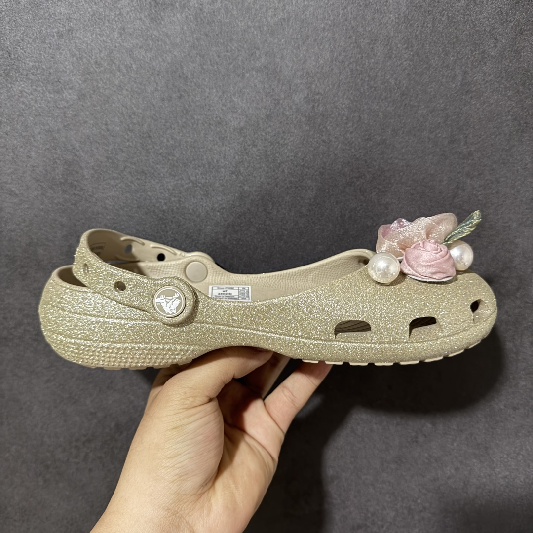 【公司级】Crocs 卡骆驰 芭蕾舞系列 低帮 玫瑰金 舒适百搭经典透气凉鞋拖鞋平底鞋洞洞鞋 时尚撞色设计，充满活力的全新系列，同时拥有复古条纹与经典Logo标志；可调节后跟带，前面变成惬意舒适的凉拖，后面行走跑跳更加稳妥；秉承核心的塑模鞋履工艺，推出了适宜四季的丰富休闲鞋品，所有Crocs鞋款均采用Croslitehb材料制造，这项技术令每一双鞋都具有柔软、舒适、轻便、无痕的出色品质，而这也是每个Crocs拥有者所了解和钟爱的。 货号：214282-710 尺码：35-40 M3-M7 M3=35-36 M4=36-37 M5=37-38 M6=38-39 M7=39-40-选品中心