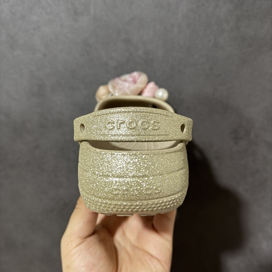 图片[4]-【公司级】Crocs 卡骆驰 芭蕾舞系列 低帮 玫瑰金 舒适百搭经典透气凉鞋拖鞋平底鞋洞洞鞋 时尚撞色设计，充满活力的全新系列，同时拥有复古条纹与经典Logo标志；可调节后跟带，前面变成惬意舒适的凉拖，后面行走跑跳更加稳妥；秉承核心的塑模鞋履工艺，推出了适宜四季的丰富休闲鞋品，所有Crocs鞋款均采用Croslitehb材料制造，这项技术令每一双鞋都具有柔软、舒适、轻便、无痕的出色品质，而这也是每个Crocs拥有者所了解和钟爱的。 货号：214282-710 尺码：35-40 M3-M7 M3=35-36 M4=36-37 M5=37-38 M6=38-39 M7=39-40-莆田鞋