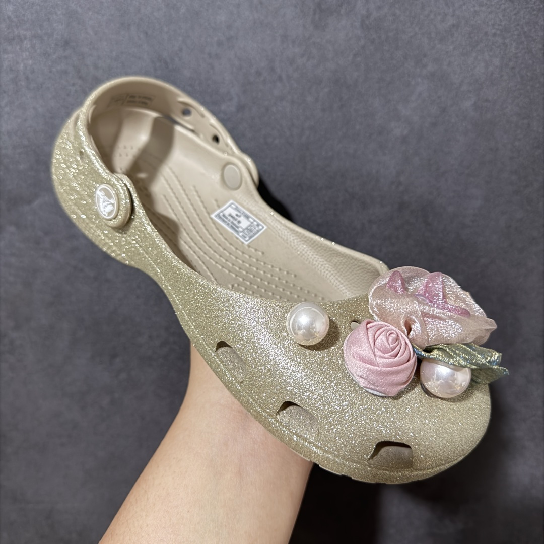 图片[3]-【公司级】Crocs 卡骆驰 芭蕾舞系列 低帮 玫瑰金 舒适百搭经典透气凉鞋拖鞋平底鞋洞洞鞋 时尚撞色设计，充满活力的全新系列，同时拥有复古条纹与经典Logo标志；可调节后跟带，前面变成惬意舒适的凉拖，后面行走跑跳更加稳妥；秉承核心的塑模鞋履工艺，推出了适宜四季的丰富休闲鞋品，所有Crocs鞋款均采用Croslitehb材料制造，这项技术令每一双鞋都具有柔软、舒适、轻便、无痕的出色品质，而这也是每个Crocs拥有者所了解和钟爱的。 货号：214282-710 尺码：35-40 M3-M7 M3=35-36 M4=36-37 M5=37-38 M6=38-39 M7=39-40-莆田鞋