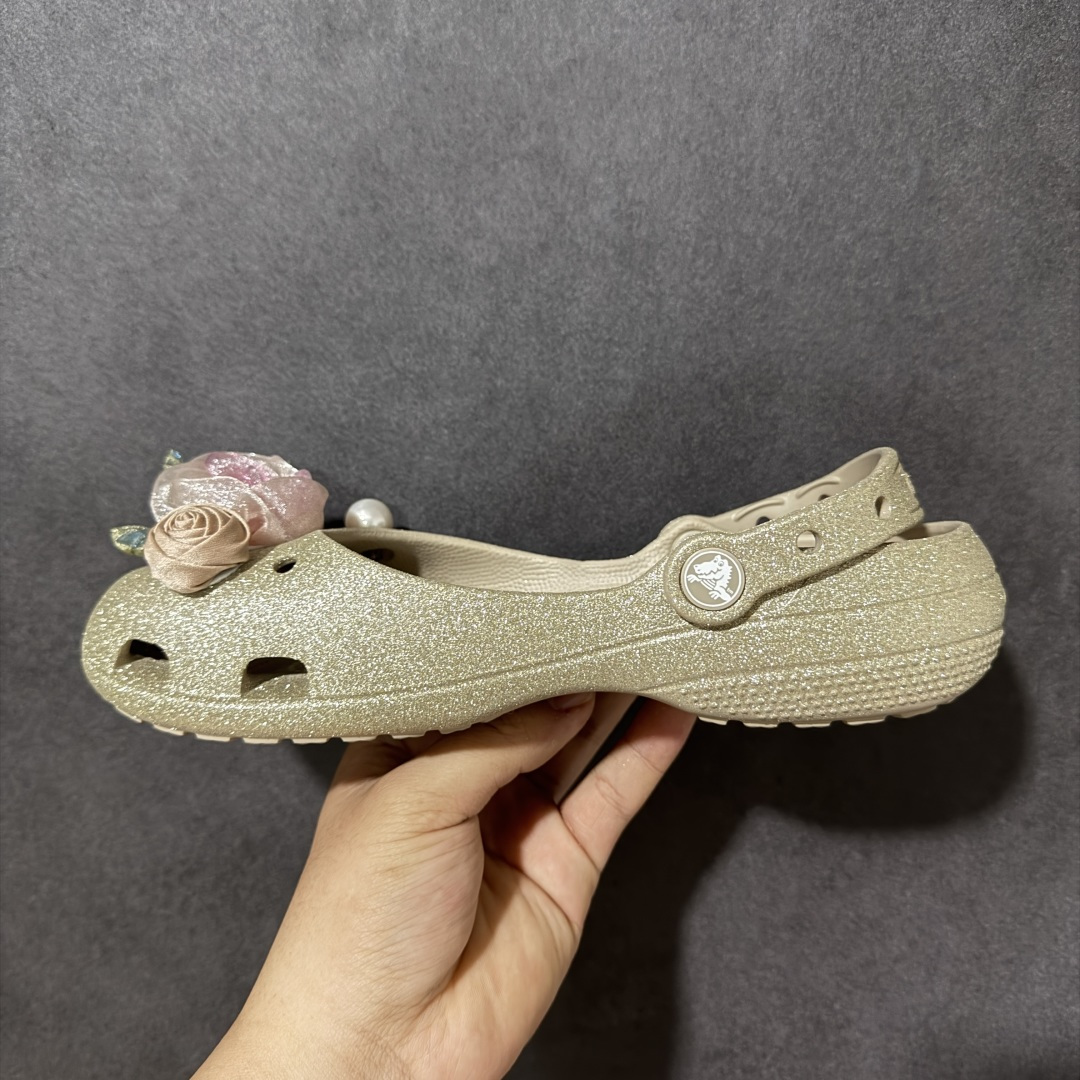 图片[2]-【公司级】Crocs 卡骆驰 芭蕾舞系列 低帮 玫瑰金 舒适百搭经典透气凉鞋拖鞋平底鞋洞洞鞋 时尚撞色设计，充满活力的全新系列，同时拥有复古条纹与经典Logo标志；可调节后跟带，前面变成惬意舒适的凉拖，后面行走跑跳更加稳妥；秉承核心的塑模鞋履工艺，推出了适宜四季的丰富休闲鞋品，所有Crocs鞋款均采用Croslitehb材料制造，这项技术令每一双鞋都具有柔软、舒适、轻便、无痕的出色品质，而这也是每个Crocs拥有者所了解和钟爱的。 货号：214282-710 尺码：35-40 M3-M7 M3=35-36 M4=36-37 M5=37-38 M6=38-39 M7=39-40-莆田鞋