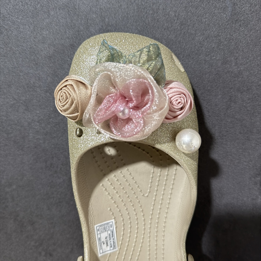 图片[5]-【公司级】Crocs 卡骆驰 芭蕾舞系列 低帮 玫瑰金 舒适百搭经典透气凉鞋拖鞋平底鞋洞洞鞋 时尚撞色设计，充满活力的全新系列，同时拥有复古条纹与经典Logo标志；可调节后跟带，前面变成惬意舒适的凉拖，后面行走跑跳更加稳妥；秉承核心的塑模鞋履工艺，推出了适宜四季的丰富休闲鞋品，所有Crocs鞋款均采用Croslitehb材料制造，这项技术令每一双鞋都具有柔软、舒适、轻便、无痕的出色品质，而这也是每个Crocs拥有者所了解和钟爱的。 货号：214282-710 尺码：35-40 M3-M7 M3=35-36 M4=36-37 M5=37-38 M6=38-39 M7=39-40-莆田鞋