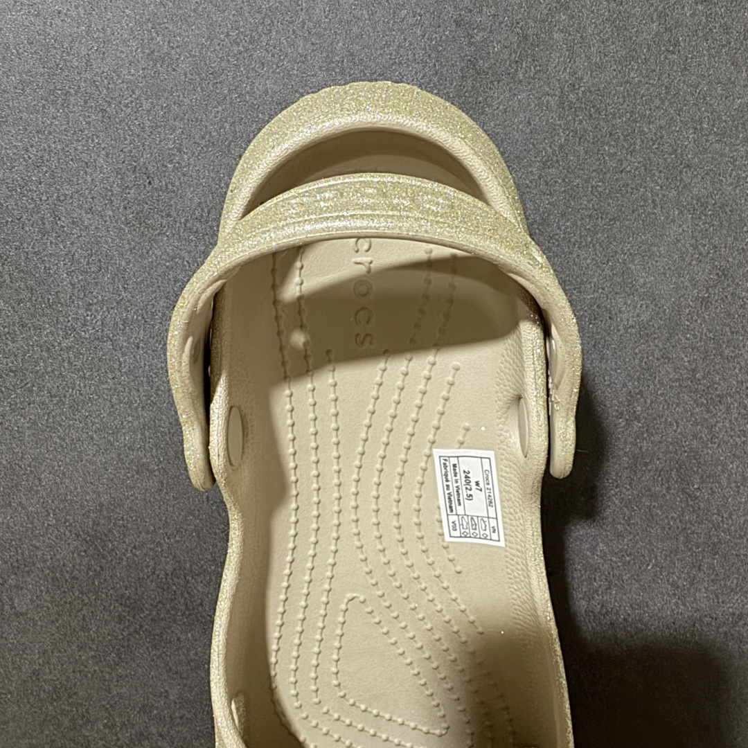图片[6]-【公司级】Crocs 卡骆驰 芭蕾舞系列 低帮 玫瑰金 舒适百搭经典透气凉鞋拖鞋平底鞋洞洞鞋 时尚撞色设计，充满活力的全新系列，同时拥有复古条纹与经典Logo标志；可调节后跟带，前面变成惬意舒适的凉拖，后面行走跑跳更加稳妥；秉承核心的塑模鞋履工艺，推出了适宜四季的丰富休闲鞋品，所有Crocs鞋款均采用Croslitehb材料制造，这项技术令每一双鞋都具有柔软、舒适、轻便、无痕的出色品质，而这也是每个Crocs拥有者所了解和钟爱的。 货号：214282-710 尺码：35-40 M3-M7 M3=35-36 M4=36-37 M5=37-38 M6=38-39 M7=39-40-莆田鞋