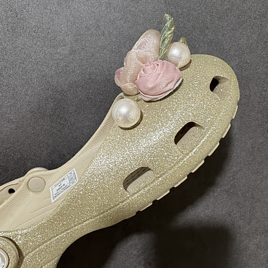 图片[8]-【公司级】Crocs 卡骆驰 芭蕾舞系列 低帮 玫瑰金 舒适百搭经典透气凉鞋拖鞋平底鞋洞洞鞋 时尚撞色设计，充满活力的全新系列，同时拥有复古条纹与经典Logo标志；可调节后跟带，前面变成惬意舒适的凉拖，后面行走跑跳更加稳妥；秉承核心的塑模鞋履工艺，推出了适宜四季的丰富休闲鞋品，所有Crocs鞋款均采用Croslitehb材料制造，这项技术令每一双鞋都具有柔软、舒适、轻便、无痕的出色品质，而这也是每个Crocs拥有者所了解和钟爱的。 货号：214282-710 尺码：35-40 M3-M7 M3=35-36 M4=36-37 M5=37-38 M6=38-39 M7=39-40-莆田鞋
