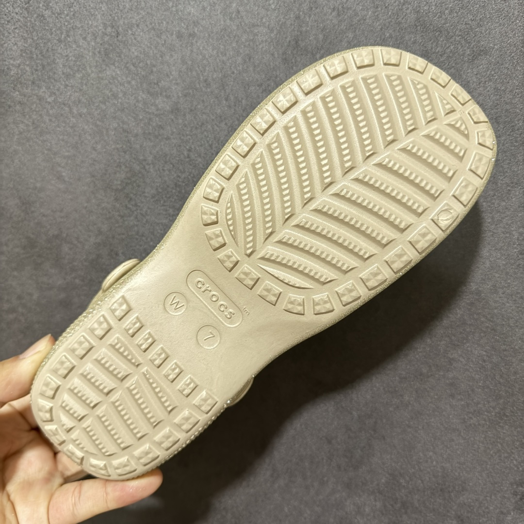 图片[9]-【公司级】Crocs 卡骆驰 芭蕾舞系列 低帮 玫瑰金 舒适百搭经典透气凉鞋拖鞋平底鞋洞洞鞋 时尚撞色设计，充满活力的全新系列，同时拥有复古条纹与经典Logo标志；可调节后跟带，前面变成惬意舒适的凉拖，后面行走跑跳更加稳妥；秉承核心的塑模鞋履工艺，推出了适宜四季的丰富休闲鞋品，所有Crocs鞋款均采用Croslitehb材料制造，这项技术令每一双鞋都具有柔软、舒适、轻便、无痕的出色品质，而这也是每个Crocs拥有者所了解和钟爱的。 货号：214282-710 尺码：35-40 M3-M7 M3=35-36 M4=36-37 M5=37-38 M6=38-39 M7=39-40-莆田鞋