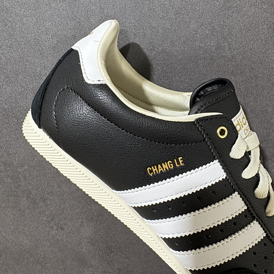图片[7]-【公司级】adidas阿迪达斯三叶草男女鞋CHANGLE运动休闲鞋，经典鞋款，皮革鞋面，橡胶外底，提供可靠抓力。日版鞋款致敬经典，融入现代风格。以复古低帮造型亮相，经典设计得以保留，并融入了双缝线丁 型鞋头焕新。采用舒适的摔纹打孔皮革精心打造，触感良好又实穿。鞋带设计，提供贴合且可调节的穿着体验，适合日常穿着。橡胶外底提供可靠抓力，令此款，运动鞋成为城市探索的百搭之选。adidas 品牌标识也为复古外观增添了正宗实感。 货号：KJ3960 尺码： 36-45带半码-莆田鞋