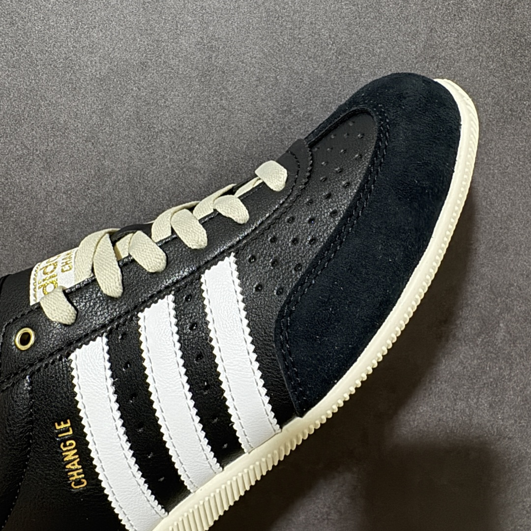 图片[8]-【公司级】adidas阿迪达斯三叶草男女鞋CHANGLE运动休闲鞋，经典鞋款，皮革鞋面，橡胶外底，提供可靠抓力。日版鞋款致敬经典，融入现代风格。以复古低帮造型亮相，经典设计得以保留，并融入了双缝线丁 型鞋头焕新。采用舒适的摔纹打孔皮革精心打造，触感良好又实穿。鞋带设计，提供贴合且可调节的穿着体验，适合日常穿着。橡胶外底提供可靠抓力，令此款，运动鞋成为城市探索的百搭之选。adidas 品牌标识也为复古外观增添了正宗实感。 货号：KJ3960 尺码： 36-45带半码-莆田鞋