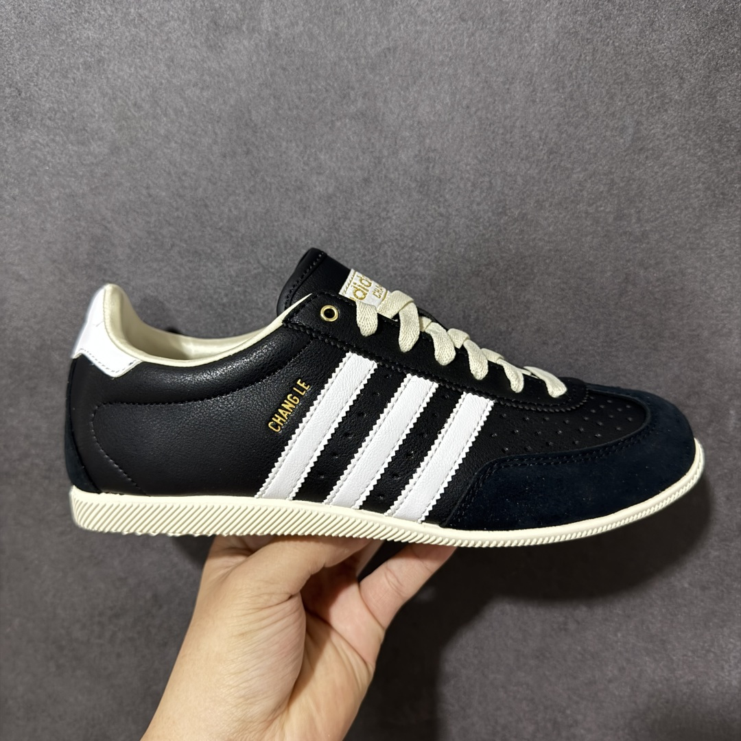 【公司级】adidas阿迪达斯三叶草男女鞋CHANGLE运动休闲鞋，经典鞋款，皮革鞋面，橡胶外底，提供可靠抓力。日版鞋款致敬经典，融入现代风格。以复古低帮造型亮相，经典设计得以保留，并融入了双缝线丁 型鞋头焕新。采用舒适的摔纹打孔皮革精心打造，触感良好又实穿。鞋带设计，提供贴合且可调节的穿着体验，适合日常穿着。橡胶外底提供可靠抓力，令此款，运动鞋成为城市探索的百搭之选。adidas 品牌标识也为复古外观增添了正宗实感。 货号：KJ3960 尺码： 36-45带半码-莆田鞋